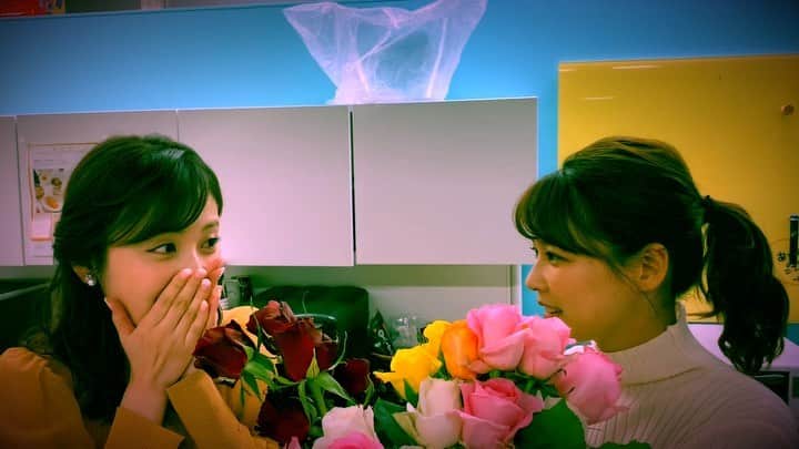 フジテレビアナウンサーのインスタグラム：「🌹﻿ アカデミー級の演技をご堪能ください。﻿ ﻿ #バラサイタ﻿ #半笑いの◯◯﻿ #鈴木唯﻿ #久慈暁子﻿ #フジテレビ﻿ #アナウンサー﻿ #榎並目線」
