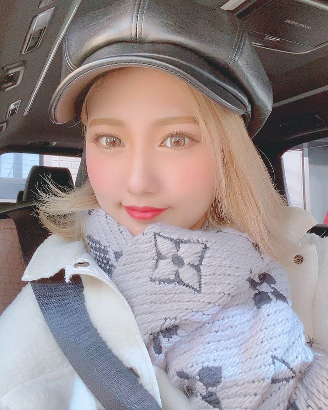 守田美咲のインスタグラム：「カラコン変えたっ👀💓 なんか11promaxなってから自撮りまで画質良き🤩🤩🤩 #金髪 #ミディアムヘア #カラコン」