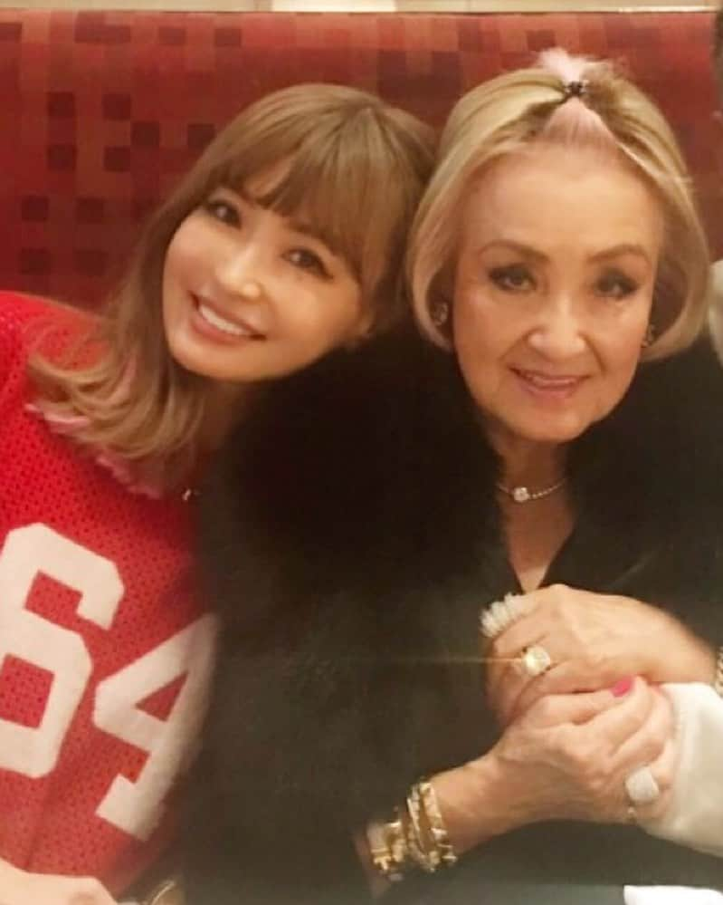 平子理沙さんのインスタグラム写真 - (平子理沙Instagram)「HAPPY BIRTHDAY〜🎉🎉🎉🎉🎉MAMA❣️❣️❣️ ママ、８０才のお誕生日おめでとう‼️💐🎁🎉🚀🥳🌴🥰❤️🎈🎂❣️❣️ 一緒にLAでバースデーしたかったけど、 行けなくて残念、、。 ママが８０才になったなんて、本当に信じられないけど、 いつまでも元気で、パワフルで、 ファッショナブルで、周りのみんなに 明るいハッピーオーラで元気を振りまいて下さいませ😃❣️ そして、いつまでも美味しい手料理を食べさせてね❤️ ママは昔、父と結婚してすぐからモデルを初めて、 色々な大手企業のCMに出ていました。 妊娠を機に仕事を辞めて 子育てに専念していたのですが、 兄や私が小学校の頃になると インターナショナルスクールの制服デザインを始め、 子供服から大人のドレス、洋服とデザインし、 忙しく仕事していました。 さらに、ジュエリーデザインの仕事も始め、 海外で出会ったネイルアートを初めて日本に持ってきました💅💕 日本でネイルアートの第一人者なり、日本、海外のテレビ、雑誌、 講演会などで毎日飛び回っていました。  どんなに忙しい日もお弁当を作って、 車で私を東京から横浜まで毎日必ず送り迎えをしてくれて、 夜は手料理を作ってくれました。 ママの信条は、「仕事も母親も妻も女も全て私。どれも全力でやる！」 家族にも子供達にもわんこ達にも、 全力の愛情と手間をかけてくれました。  ８０才になっても、まだまだ ヘアスタイル、ネイル、ジュエリーやファッションに貪欲で、 まだまだこれから仕事もしたい！あれもしたい！これもしたい！と パワーは衰えることありません。  過去に、ママをSNSにアップした時は、 皆さんからママに暖かいメッセージをいただきまして ありがとうございました。 いつもママには、皆さんからのコメントを電話で全部読みあげています🥰 それを聞いてママは本当に喜んでいます。 皆さまからのコメントから 勇気と元気をもらっていると言ってます🙇‍♀️💕 ママからのメッセージです。 「皆様、いつも温かいコメントありがとうございます。 ８０になってもまだまだ頑張るぞー！！！」 ママの大切な可愛いキャンディちゃんも、 ずっと天国から見守っているよ💕 私も８０才になった時に、 ママみたいにパワフルでいたいと思います❣️ ずっと健康で長生きしてね❣️❣️❣️❣️❣️❣️ I love you soooooooooooo  much❤️ #happybirthday #mama#fashion #lifestyle #beauty #risahirako#平子理沙」2月11日 16時34分 - risa_hirako