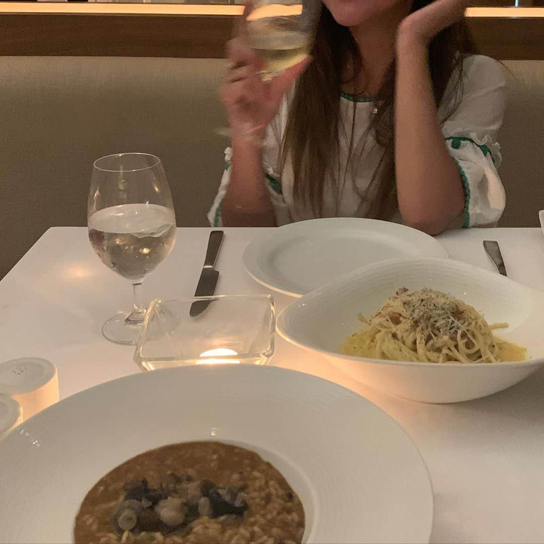 薮下柊さんのインスタグラム写真 - (薮下柊Instagram)「Night mood at Italian restaurant 💫 : ホテルの中に入ってあるイタリアン料理がむちゃくちゃ美味しかった🥺 リゾットとワインが私を笑顔にしてくれた☺️🧡 #cancun #mexico #resort #allinclusive #travel #trip #summer #summervibes #vacation #italian #wine #night」2月11日 16時44分 - __yabushita_shu__