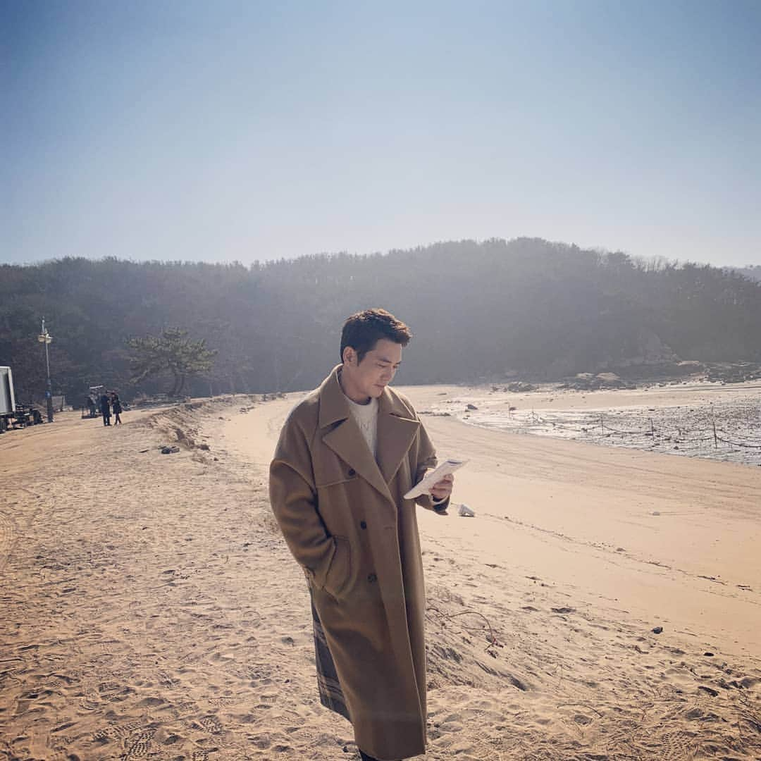 チュ・サンウクのインスタグラム：「실미도.🏝 . . . . . #겨울바다 #바람 #추위조심」