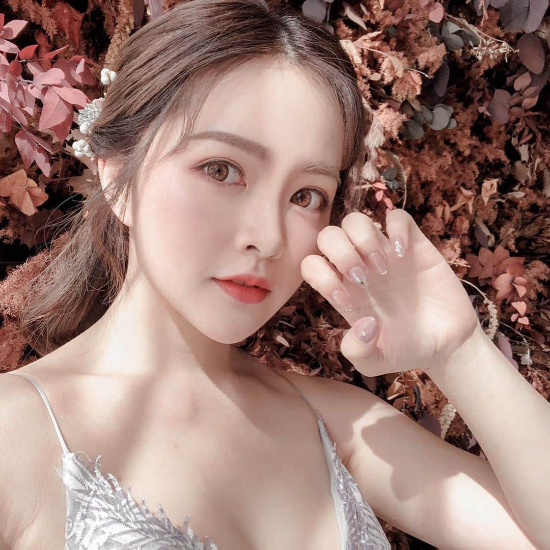 柯柯YELIZのインスタグラム：「這次拍姐妹婚紗特地找丸子幫我做指甲🥰把我的指甲用的超有氣質😍大概說說我喜歡的感覺丸子就可以設計出我要的感覺👏」