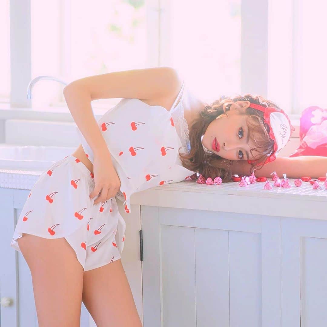 明日花キララのインスタグラム：「本日2/12(水)18:00〜whip♡bunnyの新作アイテムの紹介です🌸 . 前回とっても人気だったルームウェアシリーズ🍒♡🍒 (中にはひとつ前の記事で紹介したインナーを着用しています) 今回は白とピンクの２色展開となっています🧁 バレンタインぽくてとってもかわちい🍫🍩🥺🥺💘💘 . 他にもたくさん新作発売しますのでお気に入りアイテムを見つけてお買い物を楽しんでもらえたら嬉しいです🛒❤︎ . @whip_bunny」