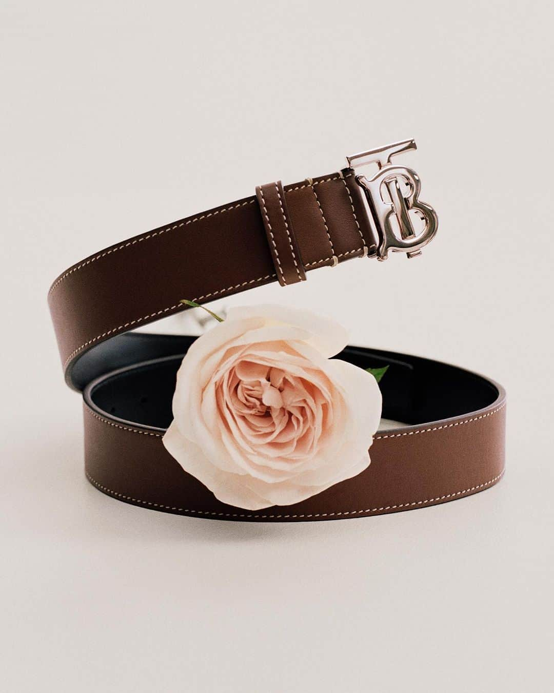 Burberryさんのインスタグラム写真 - (BurberryInstagram)「Timeless #Burberry accessories – our sleek leather belt is accented with a polished #ThomasBurberryMonogram motif buckle . Who are you gifting to this Valentine’s Day?」2月12日 2時30分 - burberry