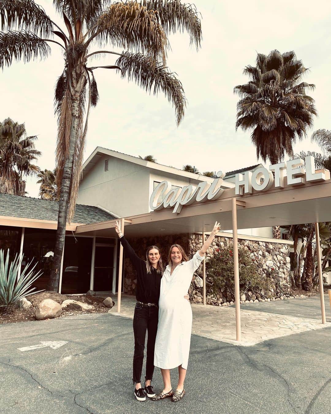 フィービー・ダールのインスタグラム：「My best friend of 20 years jus had a baby girl!!! So excited to be an Auntie!! Can’t wait to watch @rubycardinahl become a mother - my heart is so full! 🧡🧡」