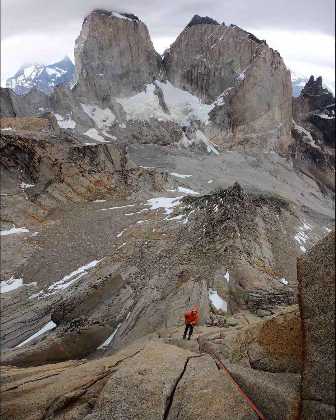 ナーレ・フッカタイバルのインスタグラム：「Torres Del Paine 📷 @nicogantz」