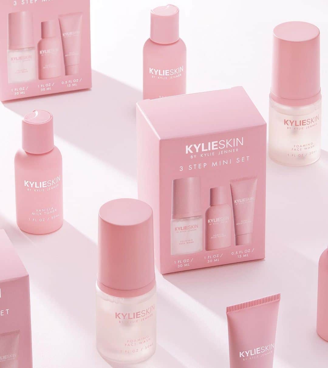 Kylie Cosmeticsさんのインスタグラム写真 - (Kylie CosmeticsInstagram)「NEW @kylieskin 3 step mini set is available now! 😍 get yours before it’s gone on kylieskin.com ✨」2月12日 2時45分 - kyliecosmetics