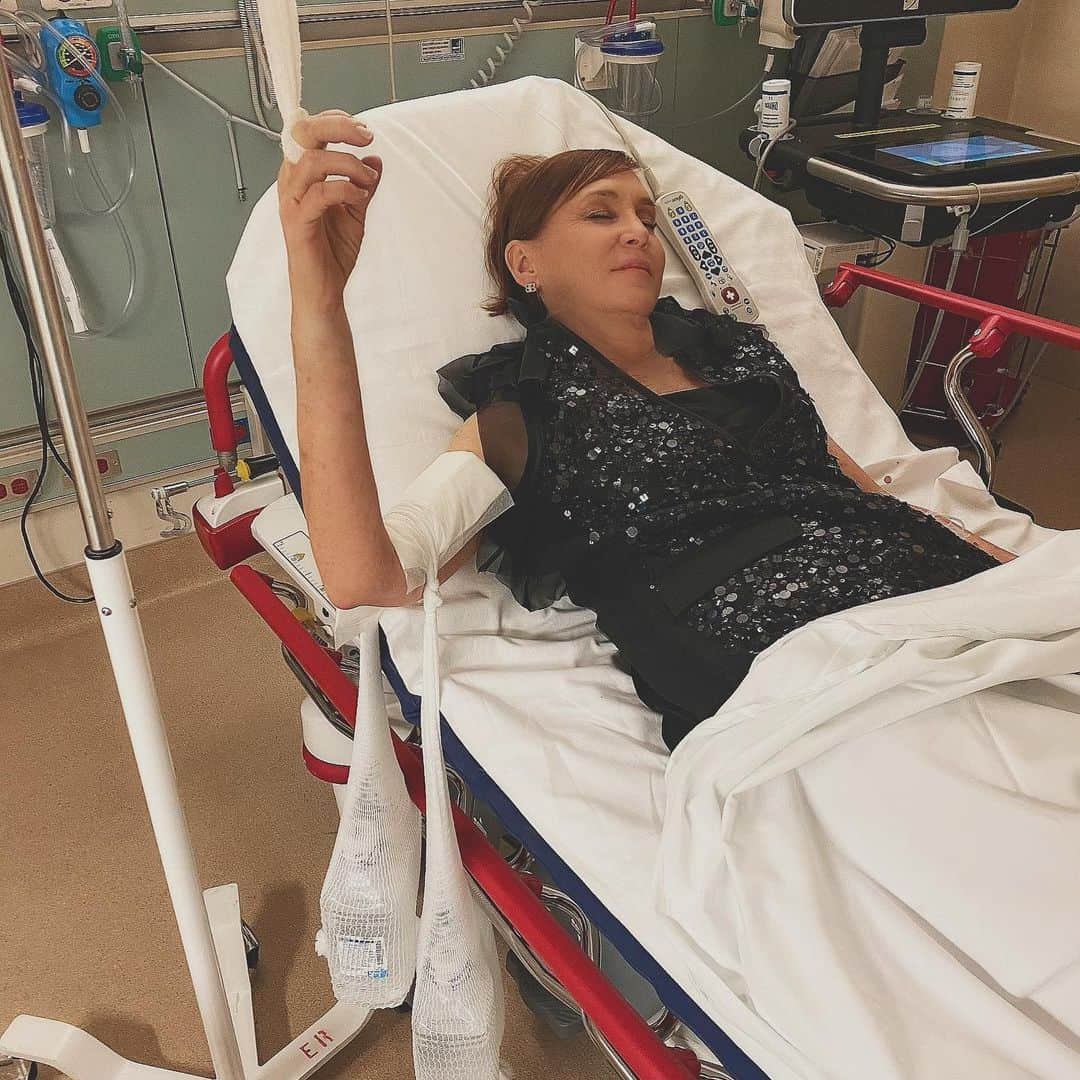 サルマ・ハエックさんのインスタグラム写真 - (サルマ・ハエックInstagram)「As the parties were just getting started my date, friend, and manager, Evelyn O’Neill had a little accident, and I had to rush her to the ER where we spent the rest of the Oscar night until the sun came up. Thank you to the doctors and the staff of Cedars-Sinai for your professionalism and kindness. And Evelyn, I’ve never seen anyone take so much pain with so much grace! You are a champ. 💪🏻 #brave #champions  Cuando las fiestas apenas comenzaban, mi acompañante, amiga y manager, Evelyn O'Neill, tuvo un pequeño accidente y tuve que llevarla a urgencias donde pasamos el resto de la noche de Los Oscars hasta que salió el sol. Gracias a los médicos y al personal del Centro Médico Cedars-Sinai por su profesionalismo y amabilidad. ¡Y Evelyn, nunca había visto a nadie soportar tanto dolor con tanta gracia! ¡Eres una campeona! 💪🏻 #oscars @cedarssinai」2月12日 2時59分 - salmahayek