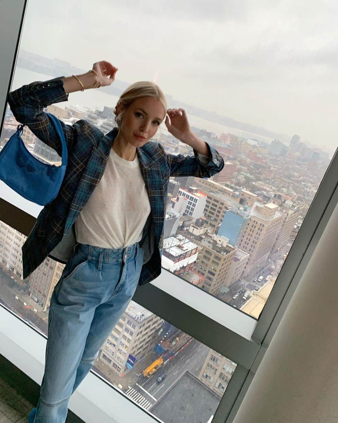 レオニー・ハンネさんのインスタグラム写真 - (レオニー・ハンネInstagram)「Blue shades for @veronicabeard. 💙 Anzeige/Ad #VeronicaBeard #NYFW」2月12日 3時04分 - leoniehanne