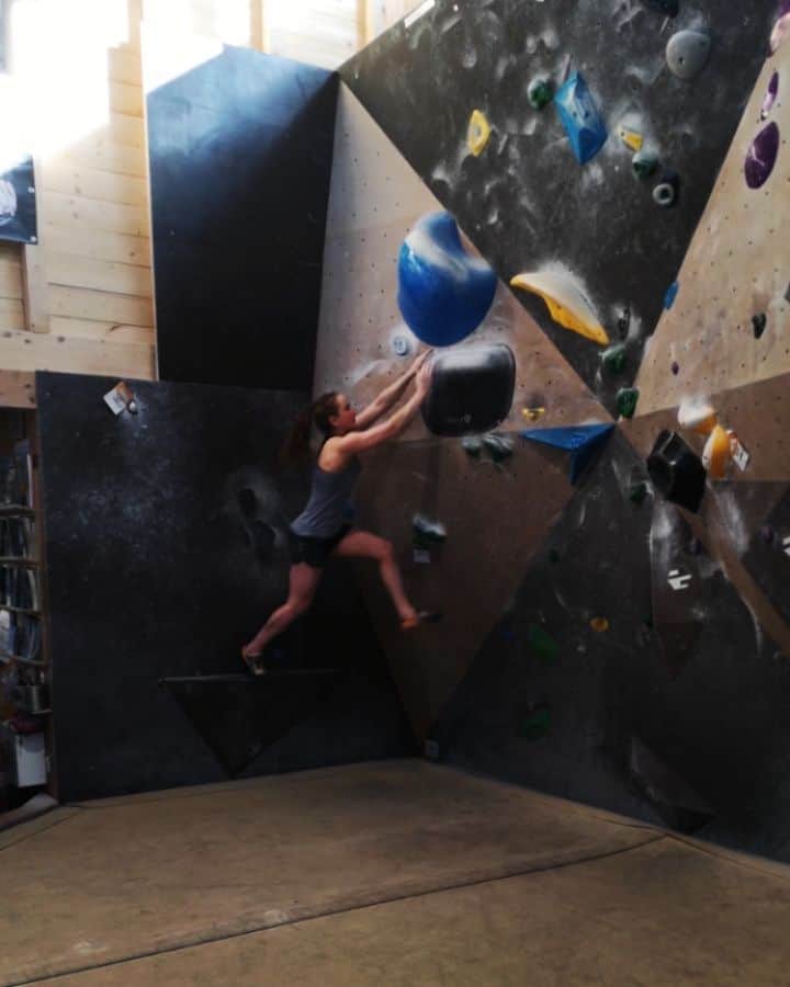 ハンナ・シューベルトのインスタグラム：「2 great training days @bloc_house done✔️😊👏 Didn't make any videos of the hard blocs so here are two easy flash boulders I did at the end of a loooong session 😅 📸: @julia_fiser」