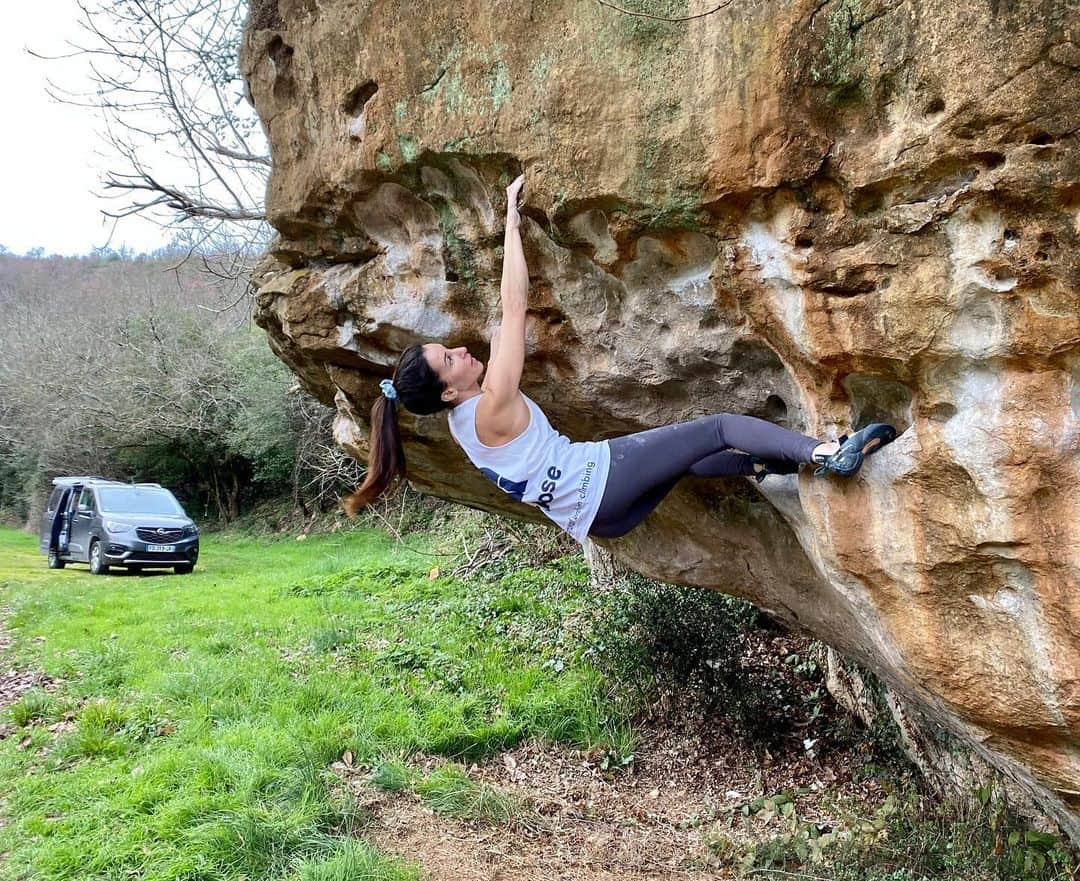 キャロライン・シノさんのインスタグラム写真 - (キャロライン・シノInstagram)「Petit passage sur les blocs de la Madeleine dimanche soir dernier après la première Masterclass 😘@arkose.climbing #bethbyarkose à Toulouse!! Des anciens blocs ouverts par @lumartinez_93 😜 dont celui-là qui vaut environ 7B (les cotations étaient gentilles à l’époque hihi) Swipe à droite pour voir la méthode qui marche avec le talon 👠!! Un rocher pas mal du tout qui ressemble à celui du Tarn.  @snap.climbing @opel_france  @crimpoilofficial ————————————————— Quick stop at la Madeleine after the first #bethbyarkose Masterclass in Toulouse last weekend😍. Rock is similar to Tarn sports climbing and there are around 20 lines. Swipe right to see a climb around 7B. Which beta is best between the jump or the heel hook?!!」2月12日 3時16分 - carosinno