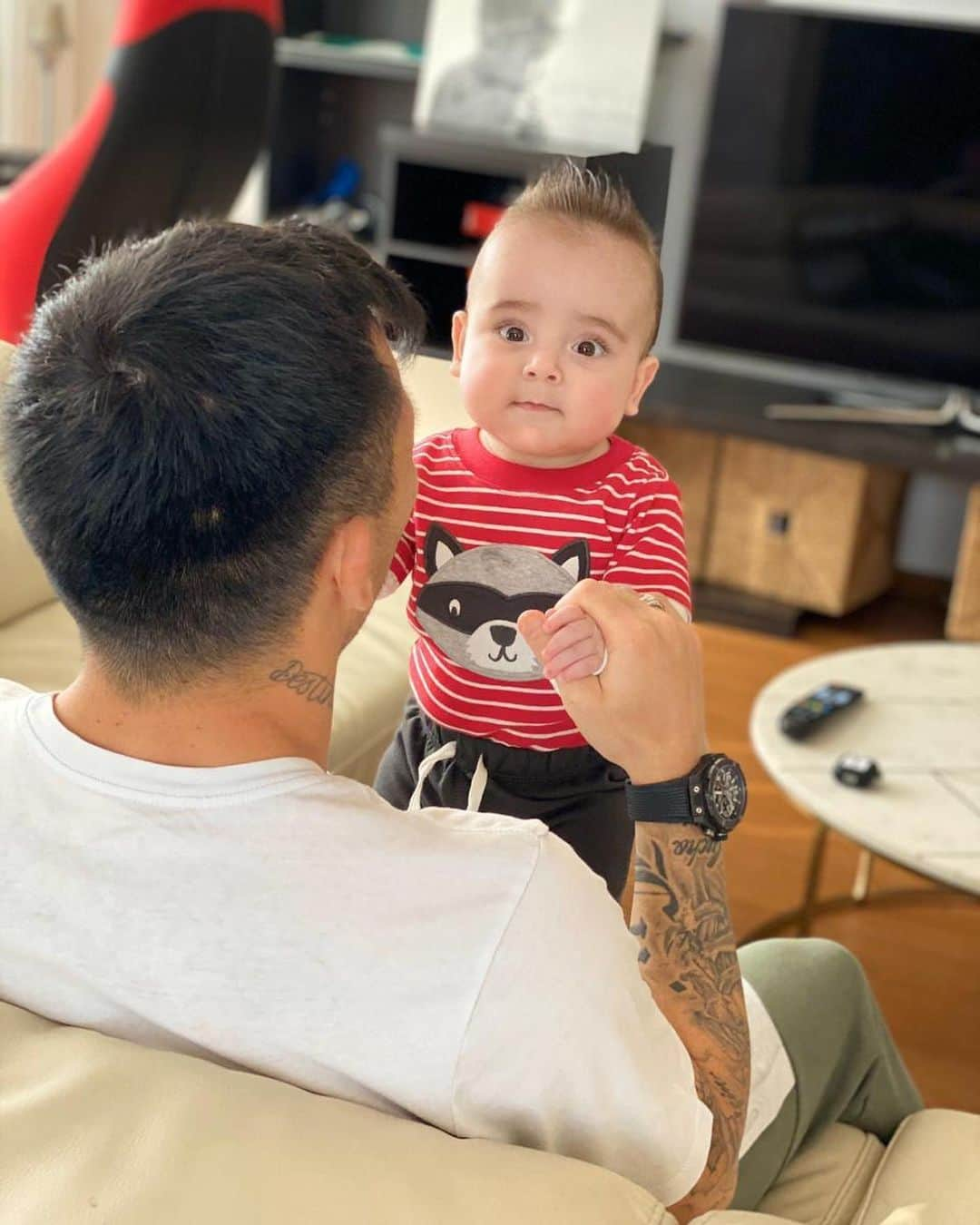 ガリー・メデルさんのインスタグラム写真 - (ガリー・メデルInstagram)「con el más buscado 👶🏻❤️😍🤔🤩😻🐥 #danilo #teamamos #principe」2月12日 3時20分 - gary_medel17