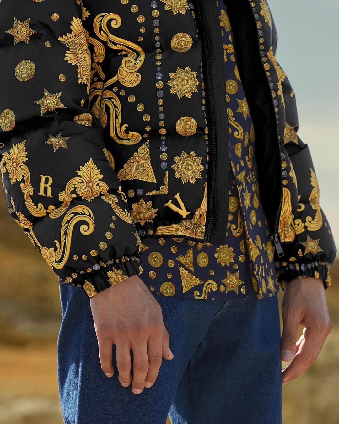 ジャンニヴェルサーチさんのインスタグラム写真 - (ジャンニヴェルサーチInstagram)「New #VersaceCruise20 prints fuse heritage Barocco designs with Western-inspired motifs. Discover the collection at the link in bio.」2月12日 3時25分 - versace