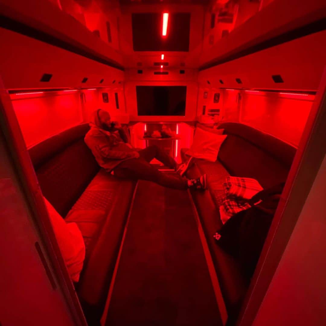 ゲームのインスタグラム：「Tour bus vibes in the “Red Room”. Ireland, thank you for everything. Glasgow, I’m on my way & you mothafuckas better be ready tomorrow !!!!!!!! #Born2Rap 📸 @papitayjr」