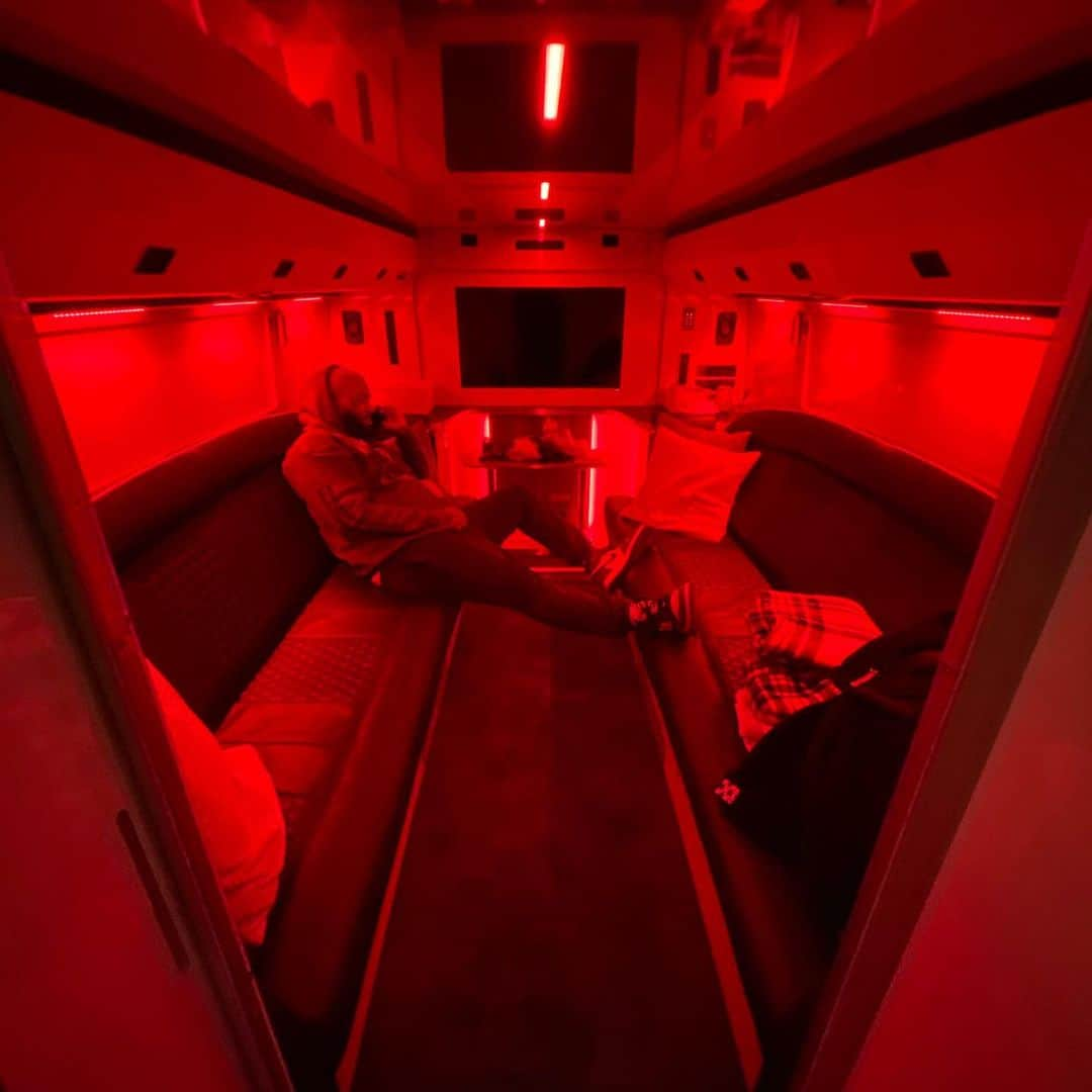 ゲームさんのインスタグラム写真 - (ゲームInstagram)「Tour bus vibes in the “Red Room”. Ireland, thank you for everything. Glasgow, I’m on my way & you mothafuckas better be ready tomorrow !!!!!!!! #Born2Rap 📸 @papitayjr」2月11日 18時48分 - losangelesconfidential