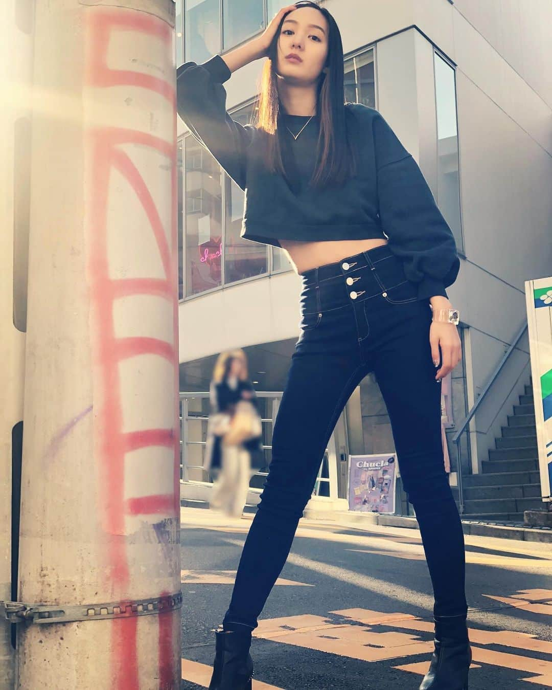 道江幸子さんのインスタグラム写真 - (道江幸子Instagram)「street.﻿ ﻿ ﻿ ﻿ ﻿ ﻿ ﻿ ﻿ ﻿ ﻿ #style #stylish #スタイル #スタイリッシュ #model #光 #日の光 #ポトレの世界 #くびれ #くびれ作り #くびれ美人 #くびれ女子 #くびれ欲しい #くびれたい #ウエスト #ウエスト痩せ　#genes #ジーンズコーデ #ジーンズ #ハイウエストストレートジーンズ #ジーンズストリート #おなか #特保ポーズ #kの人文字　#全身 #全身コーデ  #くの字 #くの字ポーズ #emoda #エモダ」2月11日 18時53分 - sachiko_michie