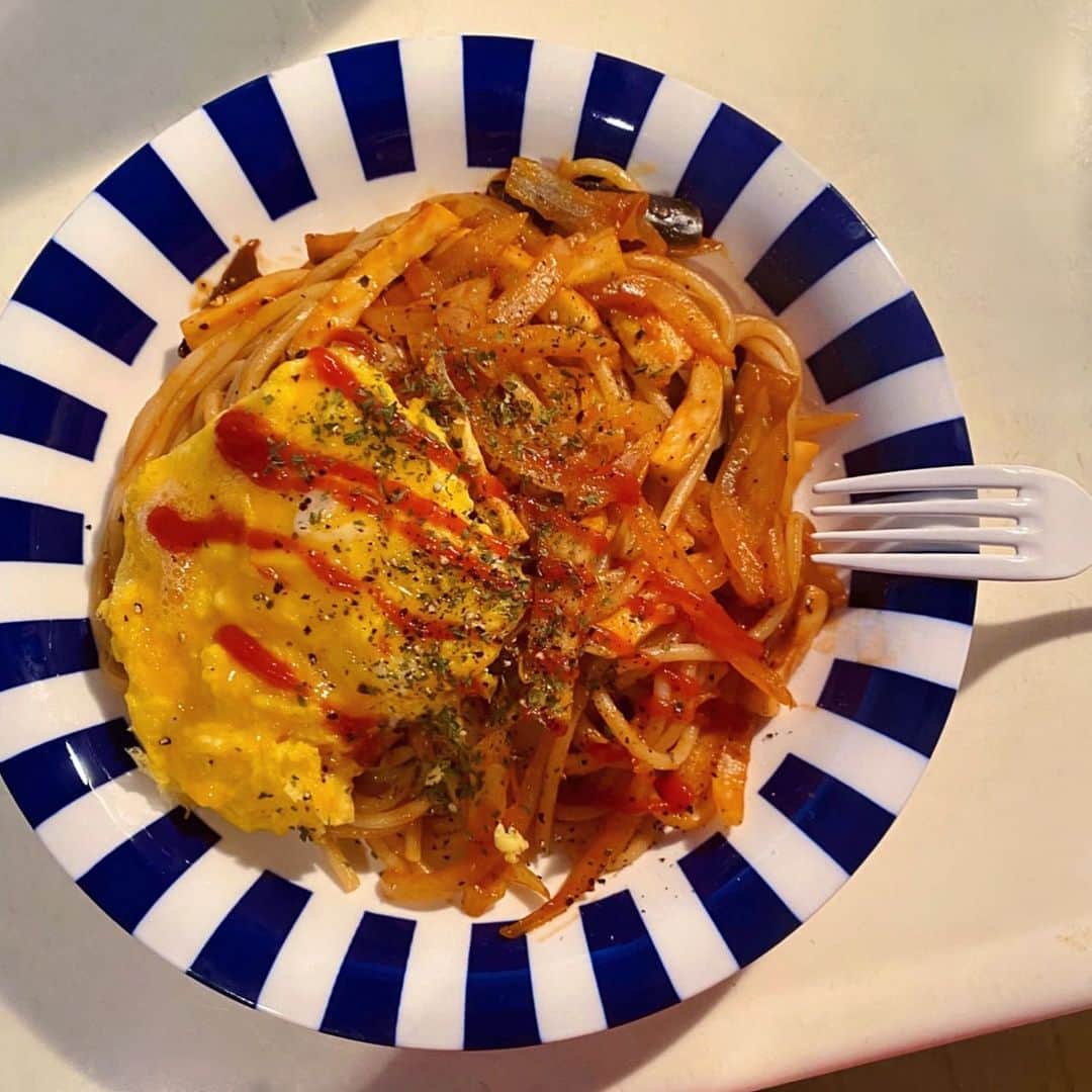 小鳥遊しほのインスタグラム：「最近スーパーで見つけた太さ2.2mmの太麺スパゲッティにハマっている。(2枚目画像)見たことあるー？ メーカーは昭和産業さん。 . 今日は半熟オムナポリタンをつくった。喫茶店のような素朴メニューはテンションがあがる。 . #spaghetti #pasta #napolitan #ナポリタン #オムナポリタン #太麺 #小鳥飯 #cooking #料理 #おうちごはん」