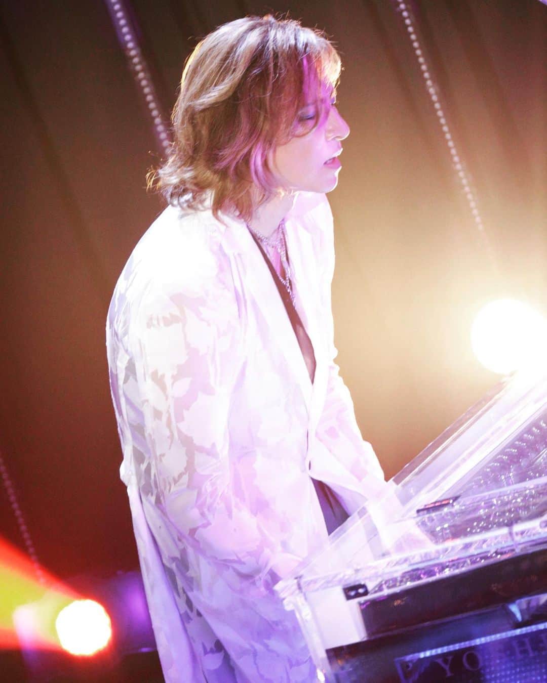 YOSHIKIさんのインスタグラム写真 - (YOSHIKIInstagram)「今年も会えるかな？　♫~ ! Will I see you this year too?  Pic from #EveningWithYoshiki 2019 #yoshiki #piano #drums」2月11日 19時05分 - yoshikiofficial