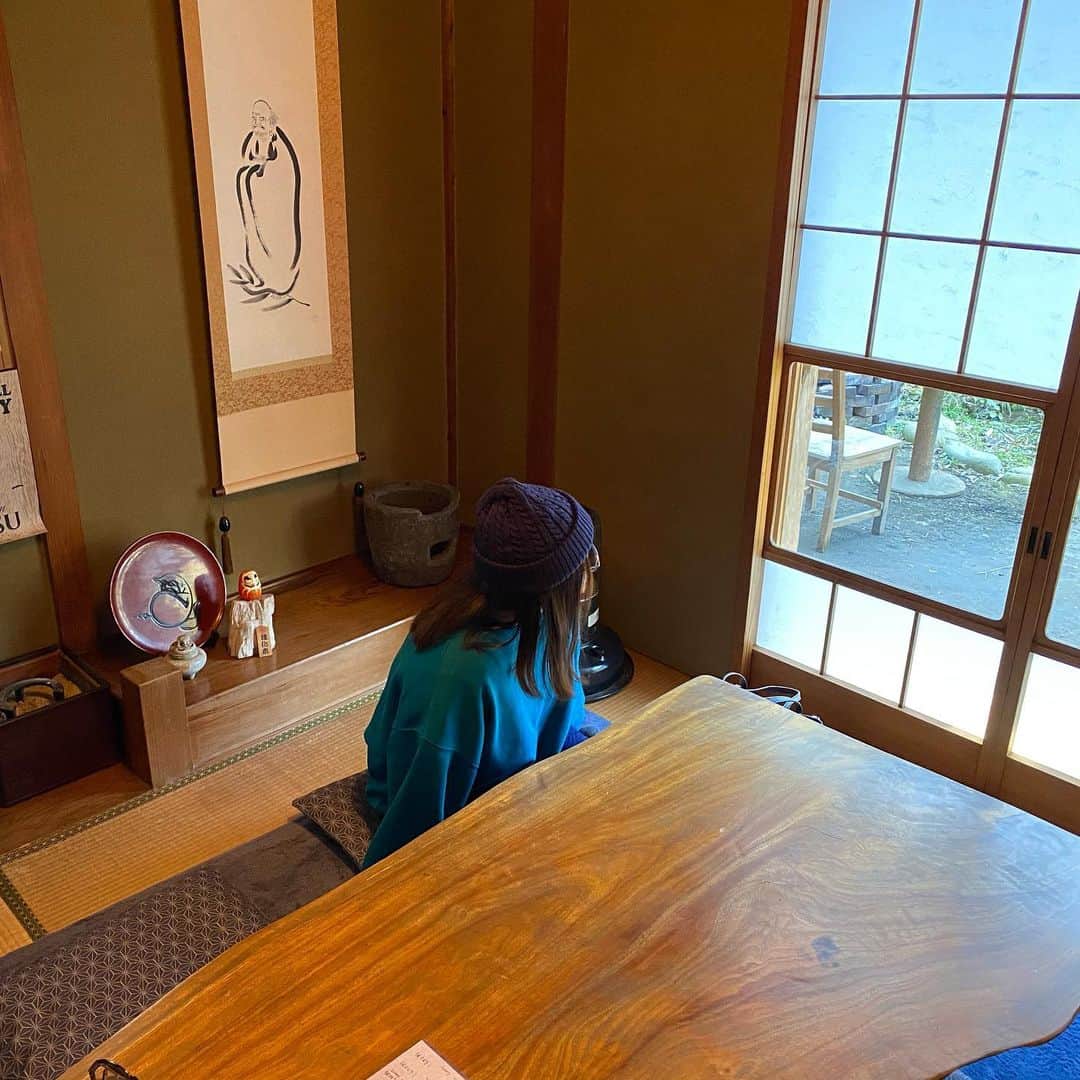 岡村咲さんのインスタグラム写真 - (岡村咲Instagram)「無事二泊三日の旅が終了しました❣️日に日に身体が倦怠感や脱力感に見舞われましたが、楽しい気持ちとみんなのサポートにより最高の時間を過ごすことが出来ました😊建国記念日の今日はお昼をこんな素敵な場所で…🇯🇵日本の昔懐かしい感じに癒されました☺️今回の旅で行ったところは #建長寺 #銭洗弁天宇賀福神社  #小町通り #しゃもじ食堂 #江ノ電 #江ノ島 #江島神社  #長谷 #アービット #御成町石川 #isayah」2月11日 18時57分 - sakiokamura_official
