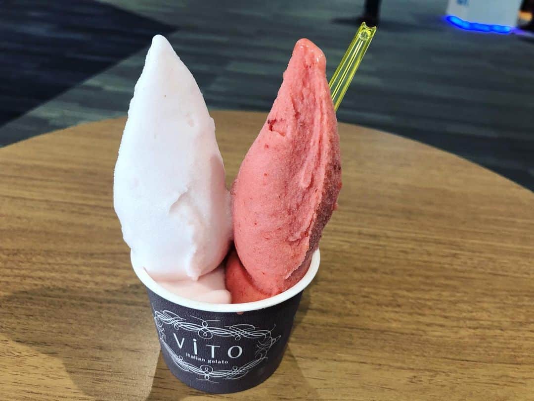 のインスタグラム：「昨日、帰りの福岡空港で食べたジェラート！  ももとあまおうのジェラート⭐︎ 美味しかった♪」