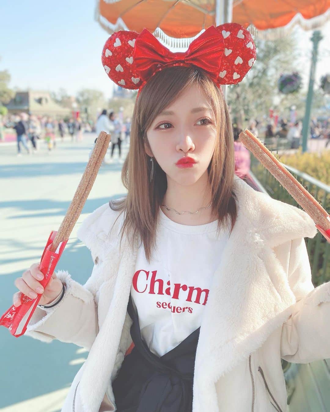 市川愛美のインスタグラム：「. . . 2020年で5回目のディズニー このカチューシャ目当てで行ってきました♪ 大好きなミッキーチュロス ディズニー来たら絶対食べるんだ  #カチューシャ#ディズニー#ディズニーランド#赤カチューシャ#ディズニーコーデ#チュロス#ミッキーチュロス#インスタ探検隊」