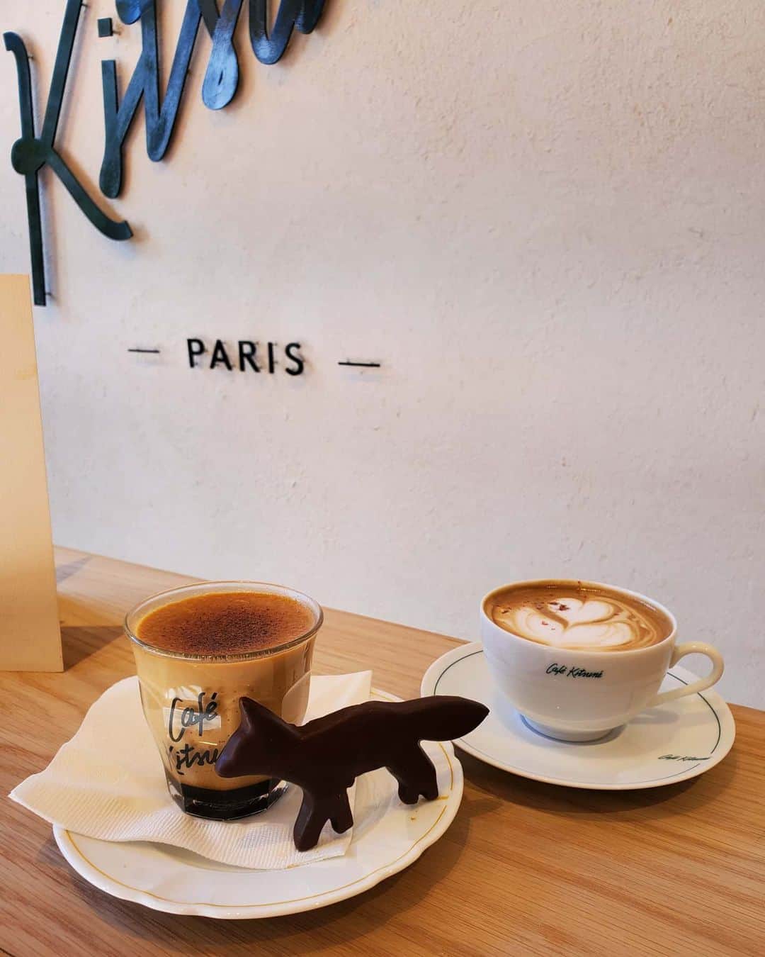 小谷津友里さんのインスタグラム写真 - (小谷津友里Instagram)「📍Café Kitsuné Aoyama﻿　☕🍮 ﻿ ﻿ 期間限定メニューを﻿ 食べたよ🦊﻿ ﻿ Ho-jicha chocolate latte﻿ Choco fox﻿ Kitsune pudding﻿ ﻿  休日の午前中から始める カフェ巡り最高💓 ﻿ ﻿ ﻿ ﻿ #cafekitsune  #cafekitsunetokyo  #maisonkitsune #kitsune #tokyocafe #東京カフェ #カフェ巡り #カフェ好きな人と繋がりたい #カフェ好き #青山カフェ #表参道カフェ #ほうじ茶ラテ #プリン #pudding #スイーツ好きな人と繋がりたい #スイーツ巡り #カフェスタグラム #東京グルメ #paris #デザイナー#メゾン #フランス#クリエイター #こやゆりフード#チョコ#クッキー　#cookie  #chocolate」2月11日 19時03分 - yurikoyatsu