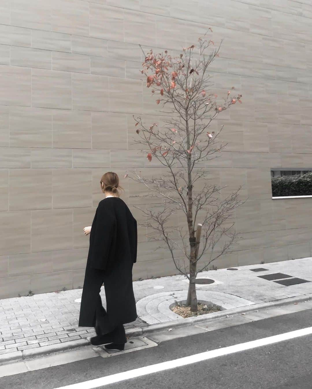 石元歩唯さんのインスタグラム写真 - (石元歩唯Instagram)「long coat  いつかの #outfit 🍂 流行に左右されず長く着られるロングコート 両サイドにスリットが入っているから ブラックでも重くならなくて着やすい♡  coat,knit,denim @amel_official__ bag @dior boots @miumiu」2月11日 19時03分 - 518aichi