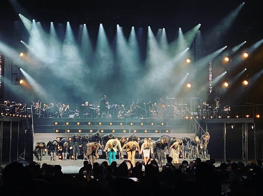 菜々香のインスタグラム：「「CHESS THE MUSICAL」 全公演終演いたしました。  キャストの皆さん。 オーケストラの皆さん。 裏で支えて下さったスタッフの皆さん。 ニックさん。 そして幕が開くと 沢山の拍手を下さったお客様。 本当にありがとうございました‼︎ この作品に関わった全ての人達の想いが、 沢山の奇跡を起こしたんだなと感じています。 CHESSのステージに立つ時はいつも、 今までにないような感情や感動が生まれていました。 かけがえのない経験。 次に活かしていきたい。☺️ そしてまたみんなにどこかで会えるように。  Thank you all.  公演が終わり1日経った今、 少しずつ気持ちが次の事に 取り組み始められる状態になっているのに また書きながら気持ちが元どおりになりそうです。笑  #chess#chessthemusical#musical#チェス#instananaka#菜々香」