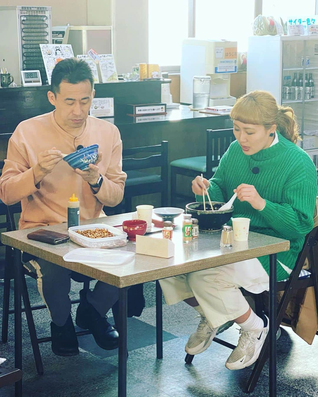 丸山桂里奈さんのインスタグラム写真 - (丸山桂里奈Instagram)「石田靖さんと、東海テレビ「スイッチ」で📺名古屋でロケ。知多半島でロケ。たくさんいい場所おいしいものが目で見てもわかるくらいのものがそこにはあり、それは正直誰の目に見てもでした🙆‍♀️ 知多のみなさんはユーモアがあるカタガタばかりで、出会いに感謝です♫ そして、石田靖さんが見るからに面白くて久々に会いましたが、何も変わらず優しい塊で全身覆われてました😊👍 以前、ごはんを食べに行かせていただきそれ以来ではありましたが全くそれ以来な感じはせず、毛穴がまずそれを見ていて覚えている話ではありました🙋‍♀️ 石田さんのおかげさまで楽しい時間があっというまでもはや歯も抜け落ちる勢いです🦷OAは２月２４日らしいです。ぜひ暇でも暇じゃない方でも見かけてくださったらありがたいです😌🤲🙋‍♀️✈️👍 #東海テレビ #スイッチ #石田靖さん #知多市にお邪魔しました #とてつもなく深みが畳ぐらい重なってる街でした #美味しすぎるごはんで顎がぬけおちました #景色も最高で視力がよくなりました #全身で感じるこの感覚 #石田さんののどからでてくる迫力と楽しさにしびれました #サッカーもさせて頂きましたが #なにせ砂浜は私のドリブルが全くいきません #笑 #あっという間の時間で脳みそも置いてきました #楽しすぎる時間 #そしてスタッフのみなさま #知多市のみなさま #出会ったみなさま #ありがとうございました #石田さん都内で焼肉再びお願いします #いい意味で #インスタバエ」2月11日 19時12分 - karinamaruyama