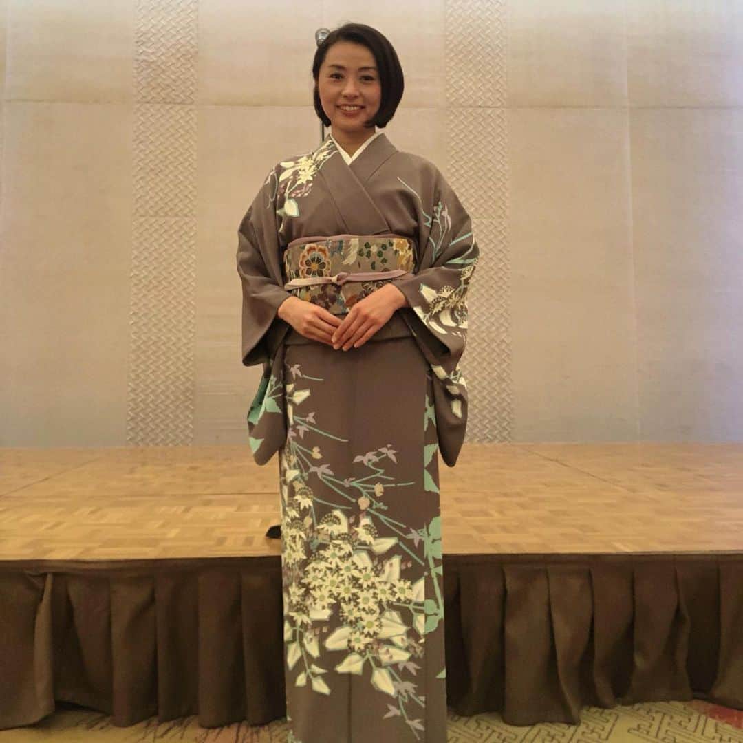 南早苗のインスタグラム：「今日は懇親パーティーの司会でした。 ステージの前で初セルフィーをしたら、セルフィーのスペシャリストから、「後ろのマイクがおしい〜」とダメ出しありw 私の体で隠せばよかったのねー。 まだまだ修行がたりませぬ笑  #パーティー　#司会　#ネッツ会　#この会のますますの繁栄をお祈りしております　#着物　#kimono #着物生活　#加賀友禅　#着物生活推進パーソナリティ  #石川県　#金沢 #セルフィー」