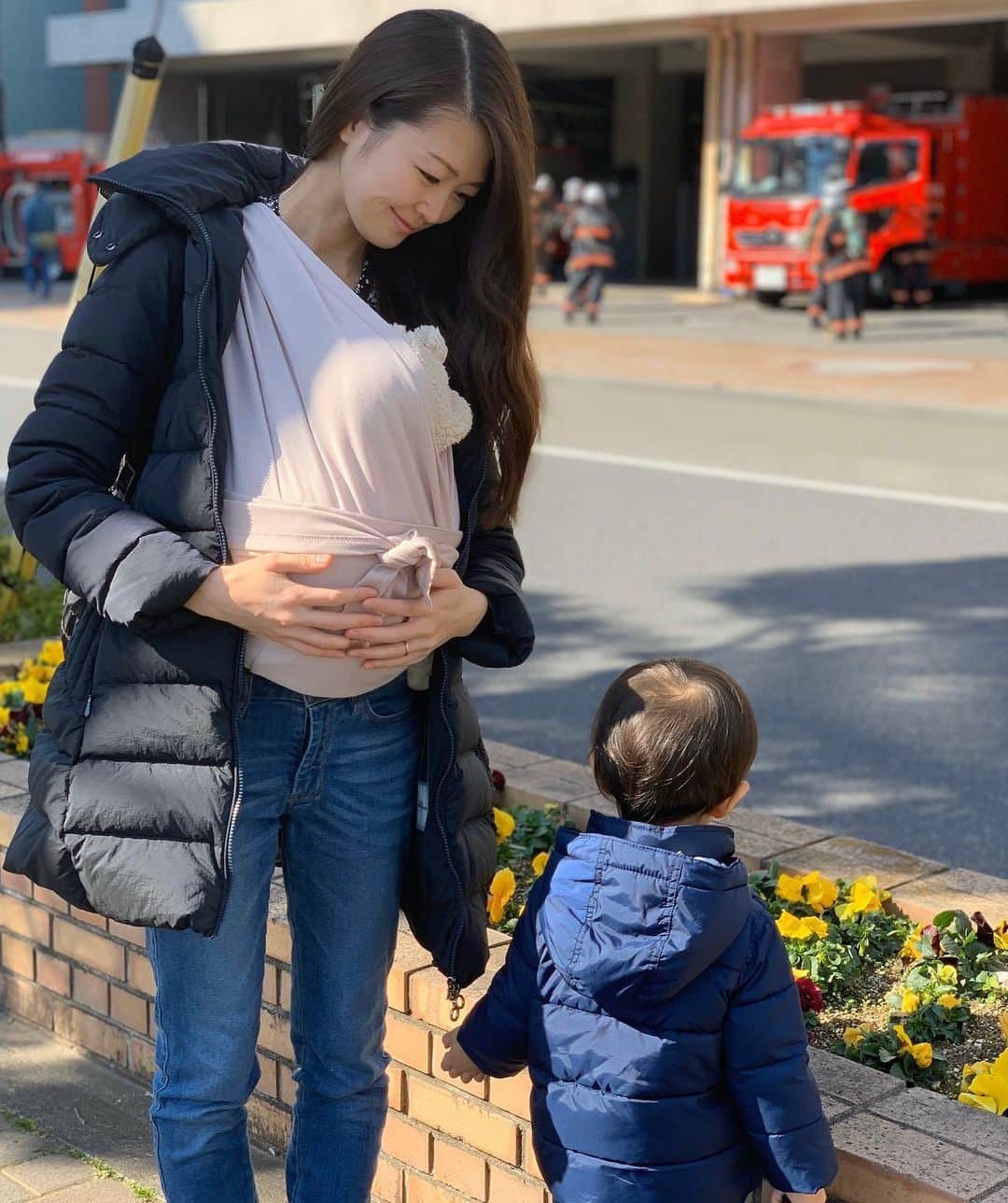 花田浩菜のインスタグラム：「今日は祝日だったので、家族でお出かけ🙌 2人連れての外出がようやく、すこーしずつできる様になり。 娘が生まれる前後からなかなかお外でたくさん遊ばせることが出来なかった息子も、お外に出してあげられるようになってきました👶 . 大好きな消防車や救急車がいる大きな消防車に連れて行ってあげたら目をキラキラ輝かせて1時間位ずっと興奮して見たりしていました😂❤️男の子だなあ。❤️母もはたらく車の名前にだんだん詳しくなりました。😂 . . #2歳差兄妹 なので、まだベビーカーが必要な時。だいたい下の子が#抱っこ紐 に入って息子が#ベビーカー orお散歩スタイルで、私1人の2人連れはまだほとんど息子ベビーカー＋娘抱っこ紐じゃないと危ないから怖すぎて今はほぼこのスタイル💦 . 1人目が生まれる前にはじめて買った抱っこ紐は#エルゴ だったのですが、前向きがしたい！と買ったはいいが無知だったので、インサートがないと首座りまで使えずかなり面倒で😂😂、はじめての予防接種で疲れ果て、スリング、ベビービョルン 、BABY&MEと色々試して抱っこ紐マニアばりにいくつも使ってきました。w . . 2人目が生まれて、上の子がまだ首座り前後くらいの時に活用していた#スリング より、抱っこ紐に近くなった#コニー抱っこ紐 を最近よくみんな使っているのを見て出産祝いでいただいたところ❤️軽いし寝てくれるし、ほんとーに楽✨✨ ただ、#コニー はぴったりで使うものなので、身長差が20センチ以上ある旦那さんと兼用はできませんでした。どの抱っこ紐もそれぞれ良し悪しがある🙌 . そんな時、  @maynmai_jp さんから#メイアンドマイ抱っこひも をプレゼント頂きました🎁 メイアンドマイ はサイドバックルでサイズ調整ができるので、相当体格差がなければ旦那と兼用で使えるとのこと。（🔜スワイプ） コニーが通常のベージュなので、メイアンドマイはクールメッシュのピーチベージュのサイズ5に🙌 旦那氏とは身長差20センチ以上ありますが、旦那氏は細身だからか5でも一緒に使えました😊😊 . . 赤ちゃんも安心するみたいでこれに入ってれば爆睡で助かる💤💤 家族でお出かけの日には2人で使えるこれを使っています😊 うちの娘っ子は吐き戻しも多いので🍼、ほぼ毎日今使っているからお洗濯の洗い替えにもとても便利です❤️持ち運びにも便利なポーチもついてます😊 . . #抱っこ紐  #メイアンドマイ  #メイアンドマイ抱っこ紐 #mayandmai #PR #ベビースリング #ママコーデ #赤ちゃんのいる生活  #2歳4ヶ月 #生後2ヶ月 #12月生まれ #男の子ママ #女の子ママ #2児ママ #令和ベイビー #令和元年ベビー #新米ママと繋がりたい #育児日記 #タトラス #TATRAS #ig_oyabakabu #happy #happydays」