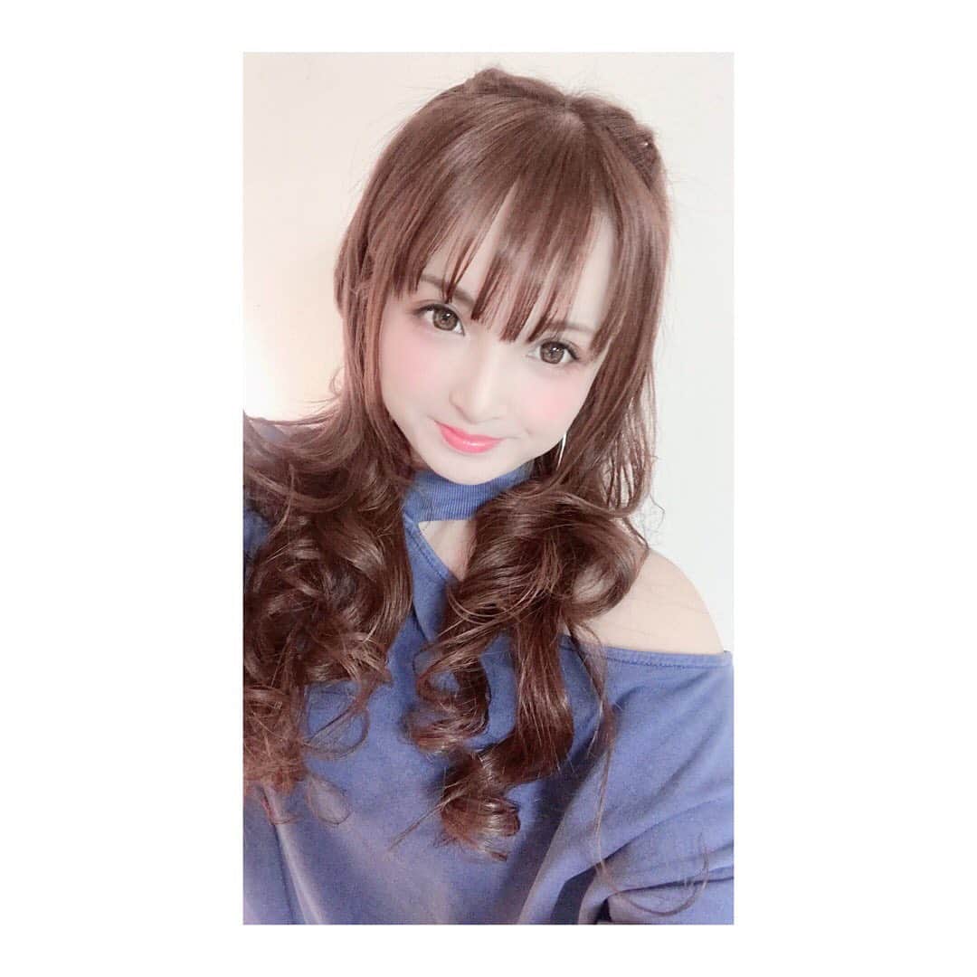asamiのインスタグラム：「💎﻿ 💎﻿ 💎﻿ 今日はアイメイク薄めにして﻿ 猫耳ヘアーฅ•ω•ฅﾆｬﾆｬｰﾝ✧﻿ ﻿ お、そ、ろ、い 笑﻿ ﻿ すぐmamaのマネしたがるぅ🥴﻿ ﻿ なんか金髪したくなってきたぁ〜🤮﻿ ﻿ ﻿ #仲良し親子#娘#お揃い#猫耳#適当巻巻#5分ヘアー﻿ #nyannyan#猫#頭の中だけまだ中学生﻿ #今日はありがとうの日﻿ #ご機嫌」