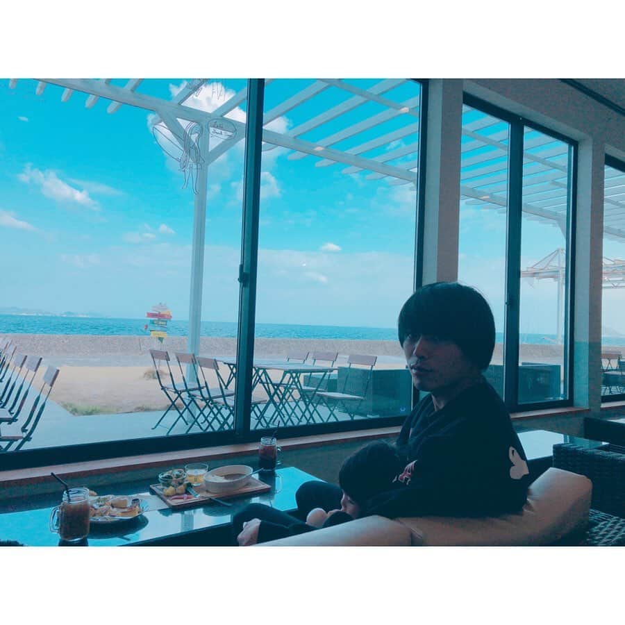 のインスタグラム：「休日☕️ オフは家族で北条のカフェに行きました！ 目の前には海が広がり、綺麗な景色と、とってもお洒落なカフェに、娘も「あうー！」って言ってました😊 #オフ #ノースショア #northshore #お洒落なカフェ #あうー！ #たぶん #最高だねー！ #て言ってた #と思う #愛媛 #絶賛満喫中 #leica #leicaphotography」
