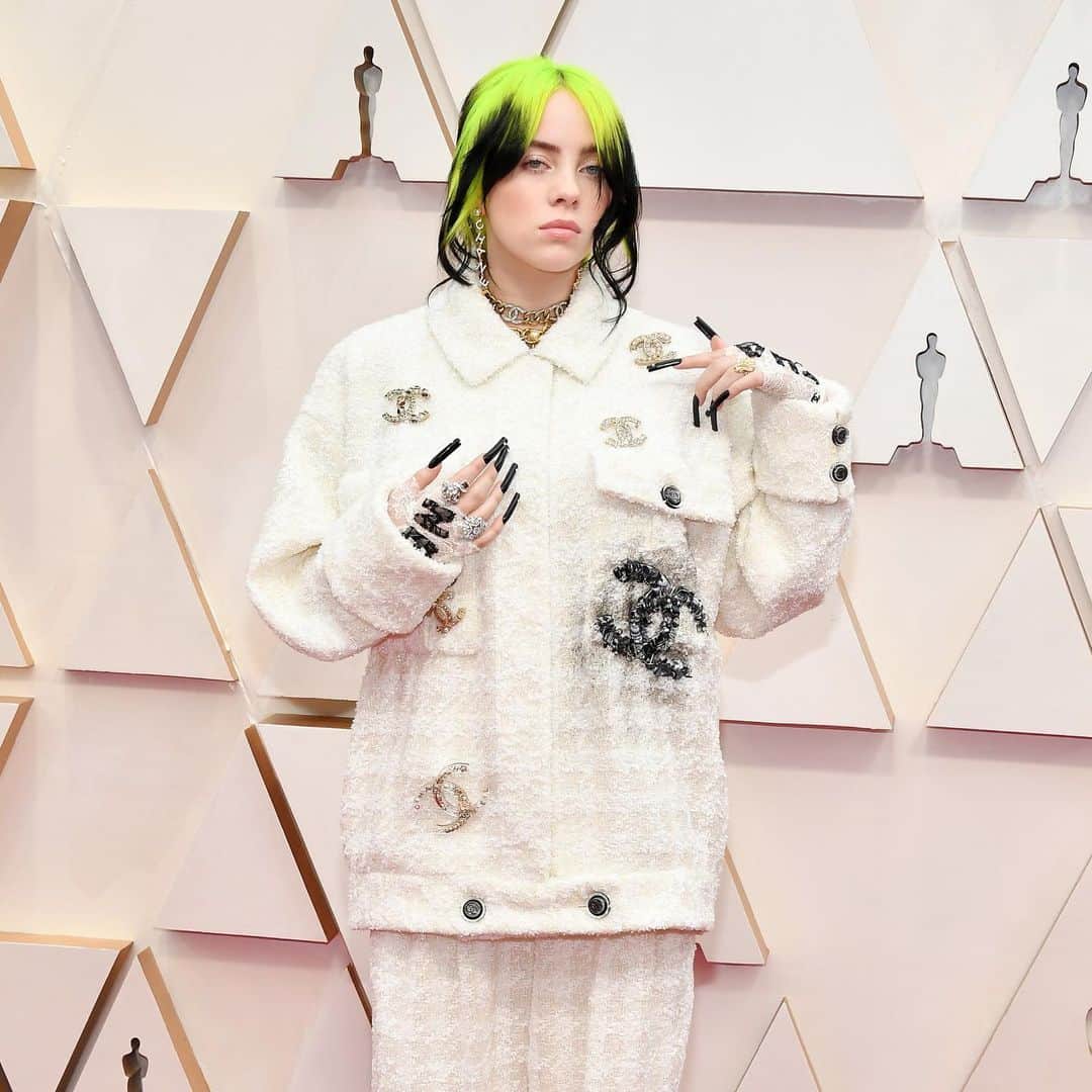シャネルさんのインスタグラム写真 - (シャネルInstagram)「Billie Eilish attended the 92nd Academy Awards ceremony wearing a white tweed CHANEL look inspired by the Fall-Winter 2019/20 collection.  #CHANELinCinema #CHANEL #CHANELFallWinter @BillieEilish #BillieEilish #Oscars @TheAcademy @CHANEL.beauty #CHANELMakeUp #CHANELFineJewelry」2月11日 19時30分 - chanelofficial