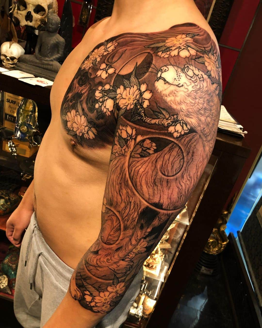 SHIGEさんのインスタグラム写真 - (SHIGEInstagram)「In progress Happy Tiger,, Just started lining and finished black shading,, Thank you Tom! @thomasnantharath Otsukaresama deshita! -  #shige #shigetattoo #shigeyellowblaze #yellowblazetattoo #黄炎 #虎 #桜 #日本刺青 #tiger #happytiger #tigertattoo #sakura #inprogress #japanesetattoo #japaneseart #japan @bishoprotary #bishoprotary @inkeeze #inkeeze #dipcaps #bishopfamily #fusionink #fusioninkproteam」2月11日 19時23分 - shige_yellowblaze