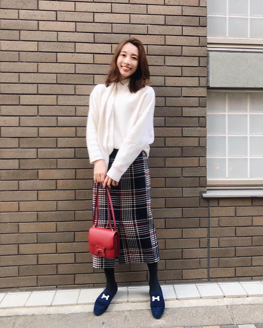 のインスタグラム：「ある日のお仕事服👗🚗 動き回る日だったので、ぺたんこローファーにあたたかいマフラーつきニット♡ * knit ... #INED @superior_closet_official  skirt ... #knuffel @knuffelofficial  shoes & bag ... #hermes @hermes  #instagood #coordinate #ootd #outfit #fashion #instafashion #meg_ootd #코디네이트 #패션 #카메라 #コーディネート #コーデ #ファッション #今日のコーデ #今日の服 #157cmコーデ #コンスタンスミニ #イネド」