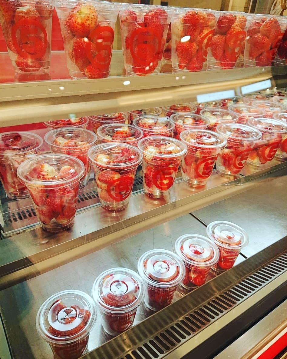 石原祐美子さんのインスタグラム写真 - (石原祐美子Instagram)「#マルゴデリ  いちごスムージーうんまーーーー(*´⚰︎`*﻿)💕 ・ ・ たっぷりの新鮮ないちごと、牛乳、粗糖だけのシンプルで贅沢なスムージー🍓✨ ・ ・ 2月14日までやってる阪神百貨店のバレンタインフェア #いちごとチョコフェス ・ ・ 各フロアにいろんなお店の特別ないちごスイーツがめっちゃいっぱいあるよ😋 ・ ・ 岡山発のフレッシュジュース＆コーヒースタンド「マルゴデリ」 の特設売場は3階です✨ ・ ・ 大好きなバナナジュース専門店、高槻のクラムスバナナさんも特別メニューで5階に来られてます😊🍌 ・ ・ 誰にあげるでもないけど、百貨店のバレンタインフェアは楽しいのぉ😁 ・ ・ #マルゴデリ #フレッシュジュース #いちごスムージー #🍓 #苺 #イチゴ #いちご #苺スイーツ #スムージー #岡山グルメ #岡山スイーツ #okayama #フルーツ王国岡山 #フルーツ大好き #食べスタグラム ・ ・ #阪神百貨店梅田本店  #バレンタインフェア #バレンタイン #いちごバレンタイン」2月11日 19時42分 - chiki2johnny14
