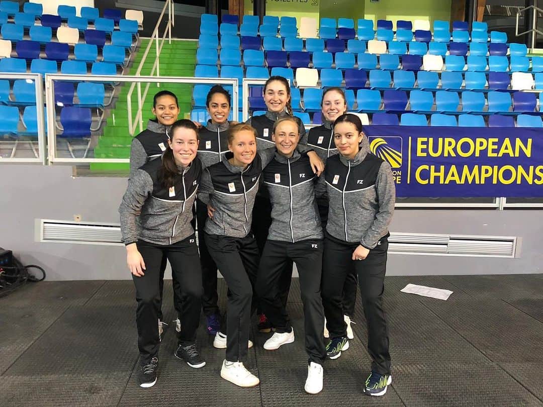 セレーナ・ピークのインスタグラム：「It’s gameday with our Ubercup team 🤩. We are facing Denmark 🇩🇰 starting at 16.00. A tough challenge but we are ready to put up a great fight! Let’s go TeamNL!! #ubercup #levain2020 #hazing #EMWTC ps: what do you think of the new look of our newbies?」