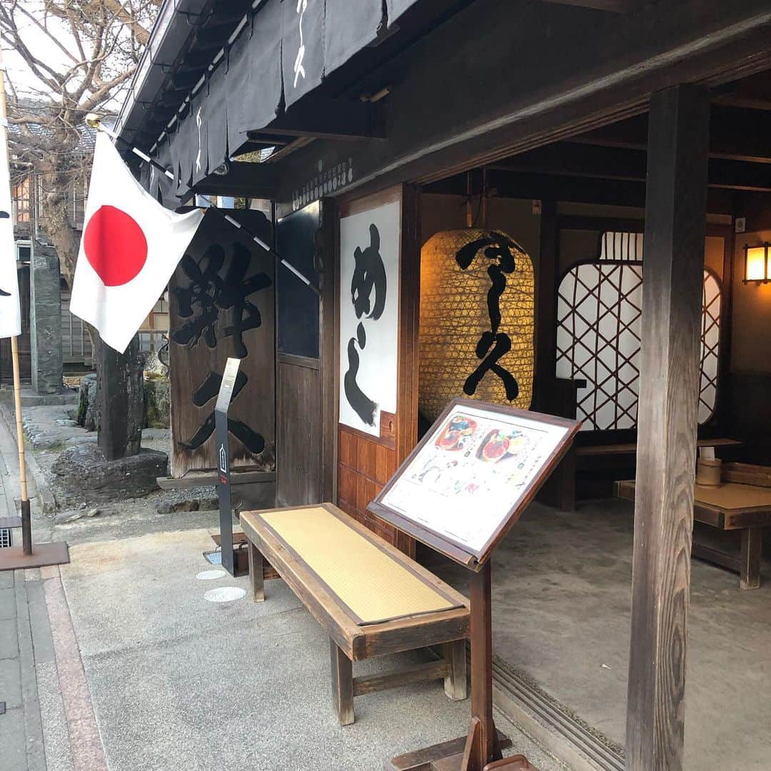 黒田愛美さんのインスタグラム写真 - (黒田愛美Instagram)「今夜は飲まない予定だったけど、 地ビールあったから飲んじゃった🍺 今夜は名物 #てこね寿司 😋 #かつおの漬け丼 #神都ビール  #伊勢神宮 #おかげ横丁  #すし久 #一人旅 #美容アンチエイジング専門医  #黒田愛美」2月11日 19時46分 - kurodaaimi