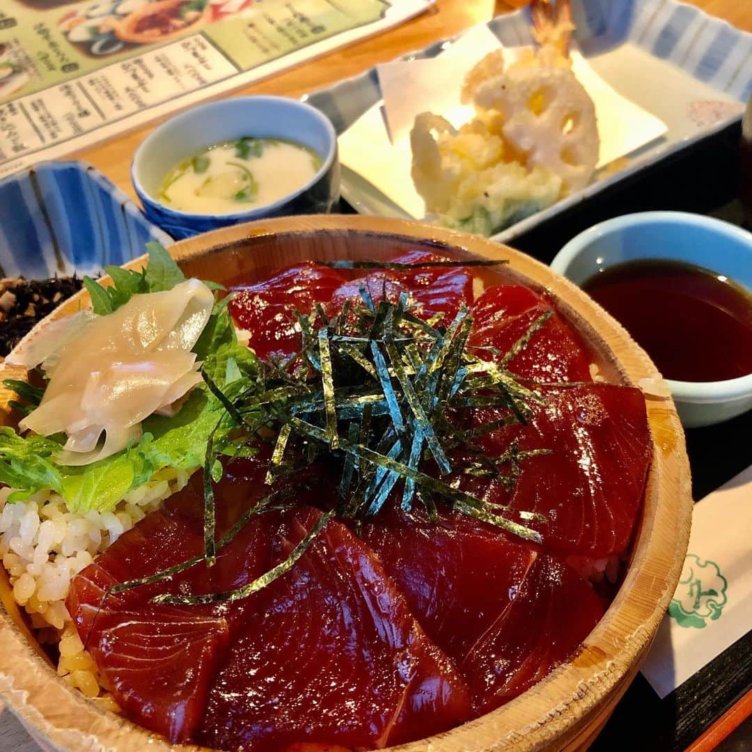 黒田愛美さんのインスタグラム写真 - (黒田愛美Instagram)「今夜は飲まない予定だったけど、 地ビールあったから飲んじゃった🍺 今夜は名物 #てこね寿司 😋 #かつおの漬け丼 #神都ビール  #伊勢神宮 #おかげ横丁  #すし久 #一人旅 #美容アンチエイジング専門医  #黒田愛美」2月11日 19時46分 - kurodaaimi