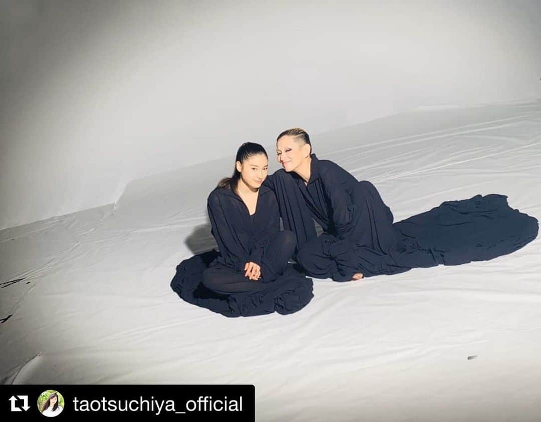 夏木マリさんのインスタグラム写真 - (夏木マリInstagram)「#Repost @taotsuchiya_official with @get_repost ・・・ 舞台『 #印象派NÉO vol.4 「The Last of Pinocchio ピノキオの終わり」』の足音が 少しずつ少しずつ 近づいてきています🥾✨✨✨ たぶん あっという間な気もするんですよね… . 同じお仕事の先輩方にお会いすると 「たおちゃん、マリさんと舞台やるんだって？ それってすごいことよ！！！ 人生のご褒美よ！よかったね😢✨✨」 と おっしゃってくださるかたが多くて😭✨✨ 確かにポスター撮影の時点で、 もう…！！！ 本当に素敵なチャンスに 恵まれたんだなって実感が どんどん熱く厚く増えてます🔥✨ . 先行予約が行われているのですが 土屋太鳳ファンクラブでのチケット先行は 本日の2月11日、午後６時までとなってます💡 ぜひぜひぜひ、 ピノキオの終わりがどうなるのか… 見届けてください。 . 公式サイトもぜひぜひ見てください🙏✨✨ http://inshouha-neo.com . #コンセプチュアルアートシアター #印象派NÉO #vol4 #TheLastofPinocchio #ピノキオの終わり #2020年 . #6月3日から #6月7日まで #世田谷パブリックシアター . #6月11日 #ロームシアター京都 . #6月16日 #アクロス福岡 . #6月21日 #シビウ国際演劇祭（ルーマニア） . #6月27日 #高崎芸術劇場 . #土屋太鳳 @taotsuchiya_official #マメ山田 さん #MariNatsukiTerroir #井手茂太 さん #イデビアンクルー #小㞍健太 さん #長谷川達也 さん #DAZZLE さん . #NATSUKIROCK #夏木マリ さん @mari_natsuki  素敵な作品にしましょう..... 参加してくれて ありがとう。」2月11日 19時57分 - mari_natsuki