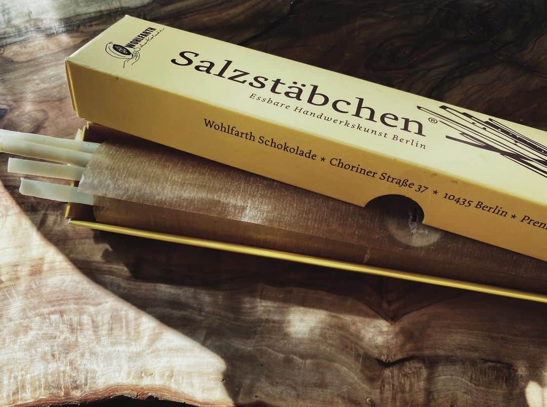 JUNNAのインスタグラム：「オーストリア🇦🇹 ザルツブルクのお土産にいただいた salzstäbchen 塩チョコ！！ ザルツブルクは岩塩で栄えた街なんですって...🧐 初めていただく塩チョコのお味は... 美味しい😳  細長〜いチョコは口に入れたら一瞬で溶けちゃう。  甘いホワイトチョコが溶けた後は 口の中には程よい塩🧂っぽさが残って "甘い、しょっぱい"の危ないループ だわ... #only #チョコ好き #オーストリア #ザルツブルク #チョコレート#チョコ#ホワイトチョコ #お土産 #スイーツ #おやつタイム #おやつ #chocolate」