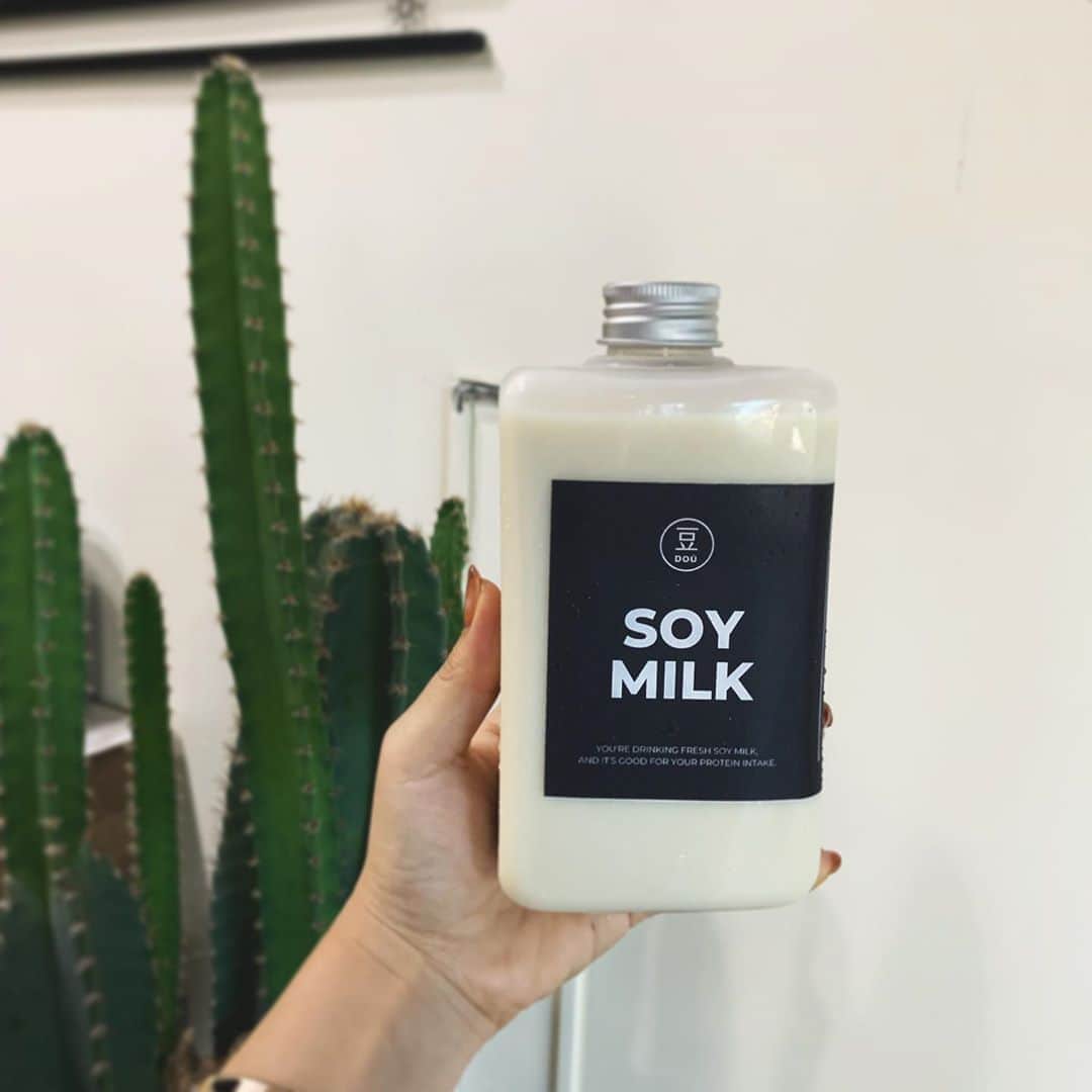 のインスタグラム：「おいしい豆乳のお店教えてもらった☺︎ . オートミールと一緒に食べる。😽 . 🚩　Dou Soy Cafe . . 揚げパンもあって美味しそうだったよ〜🥺 . . 基本はタクシーが安いからGrabを呼んで移動するけど、 ひとりの時は大好きなバイタク🏍！ . セブでは「ハバルハバル」っていうらしい。 . . バイタク最高🤤🤍 . . #cebu #セブ留学 #cebufood #cebuphilippines #セブ旅行」