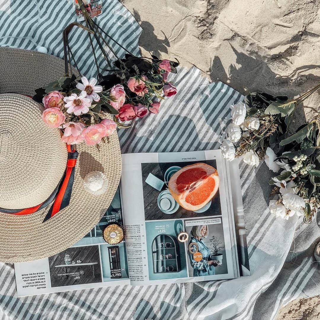 pomeloのインスタグラム：「Pomelo Cover | This set of retro photos is from @ miky_b.d. She likes capturing various small objects around her, along with sharing shooting tips with her fans.  #pomelocamera #pomeloapp #photographer #bike #beach #photography #flower #sunshine #sun #bright #light #pomelocam #yellow #coreopsis #goodday」