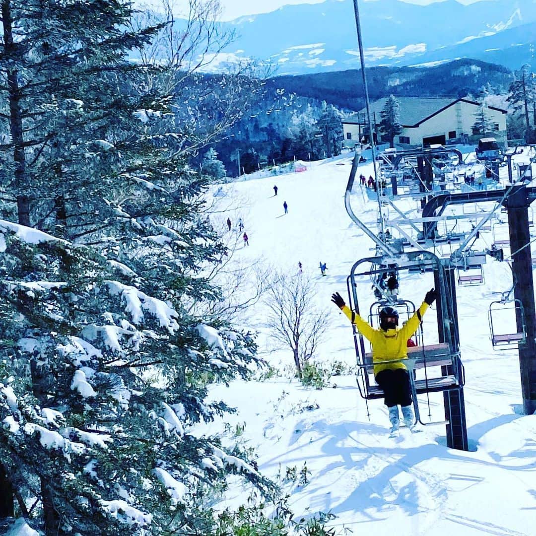 板谷由夏 さんのインスタグラム写真 - (板谷由夏 Instagram)「そーいえば、先日、スキー部でした⛷ 近所の友人たちと家族とみんなで滑るのは 最高に楽しい。 共通で楽しめるスポーツが家族にあるのはいいね 長男に、大学生とかになっても一緒に行こうね、 ママ体力つけるから、と言ったら まぁ、いいよ、だって笑 冬は毎日滑りたい、去年からトリコです。」2月11日 20時00分 - yukaitaya