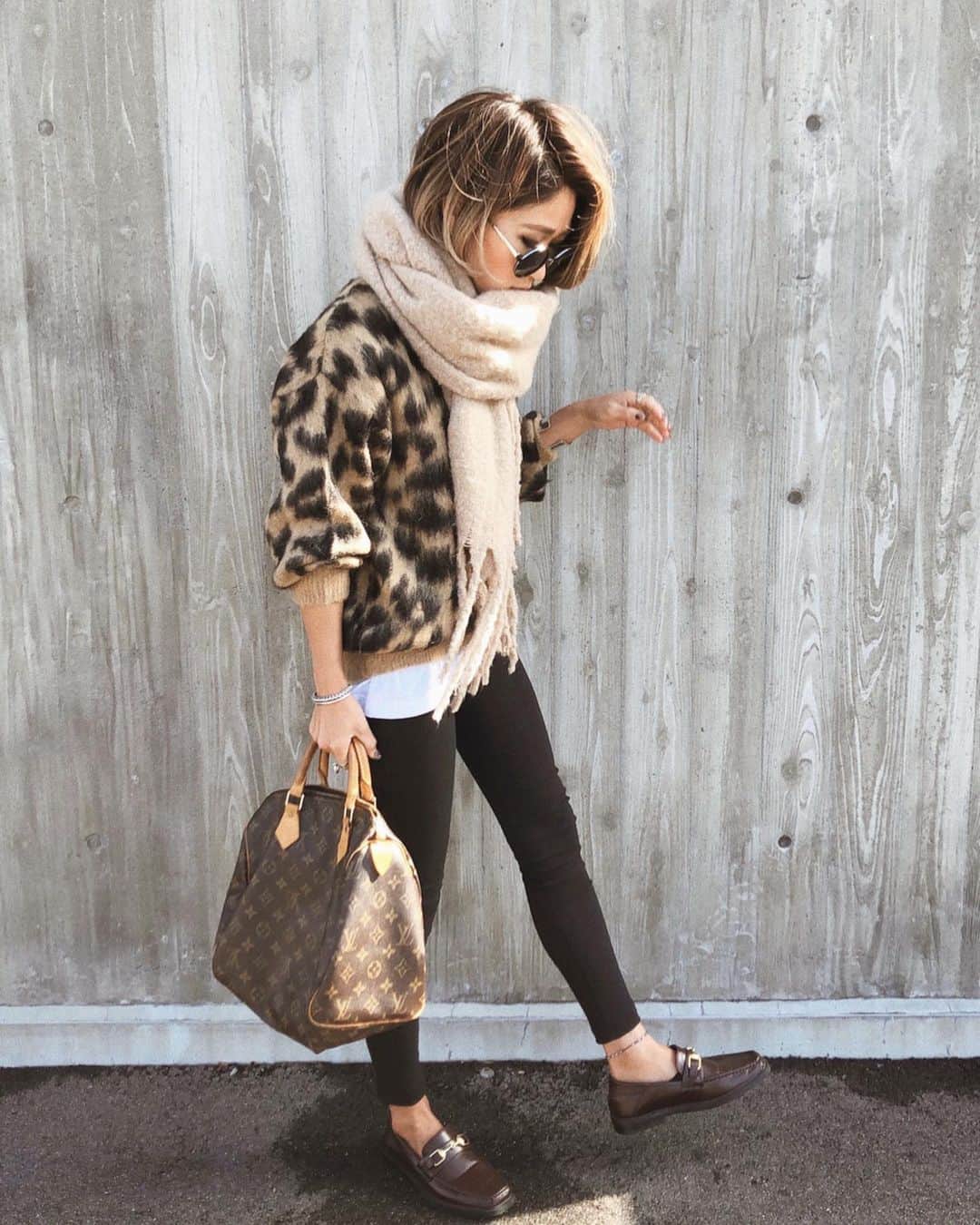 のインスタグラム：「. . いつか忘れたけど少し前のコーデ🐆 ブラウン系でまとめた日🤎 . . @majicalsherry_lme は 新調したからヒップアップ絶好調✌︎❤️ サイズはMだよー😋 . . outer/shoes ⋆ @moussyofficial  tops ⋆ @amerivintage  pants ⋆ @anap_official  bag ⋆ #vintageluisvuitton  muffler ⋆ #clea . .  #ootd#outfit#fashion#coordinate#today#code#冬コーデ#大人カジュアル#カジュアルコーデ#シンプルコーデ#シンプル#休日コーデ#今日の服#モノトーンコーデ#モノトーン#ワントーンコーデ#ニットコーデ#ゆるコーデ#ニット#黒スキニー#レオパード柄#レオパードニット#ビットローファー」