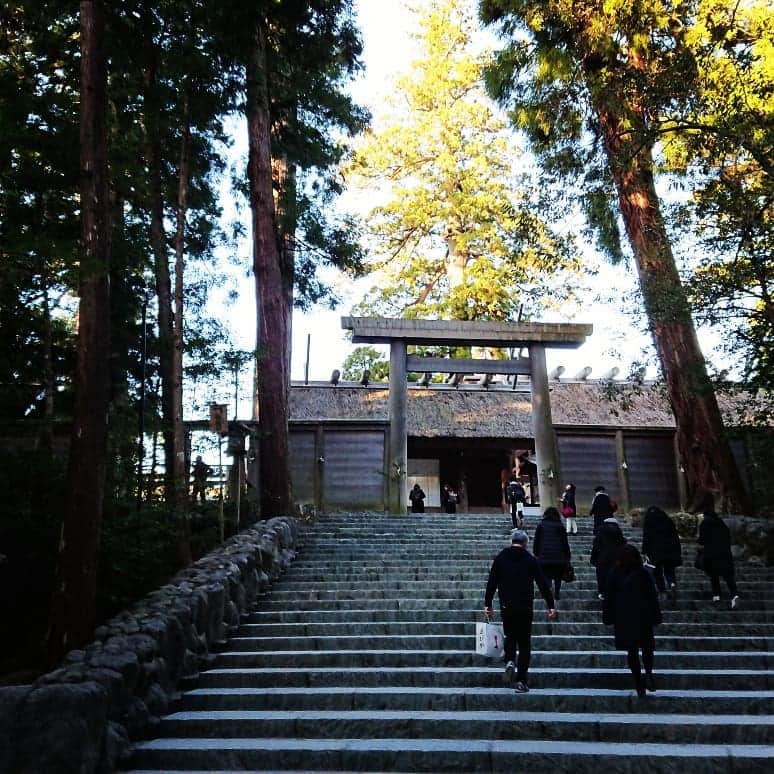 杉田芳尚のインスタグラム：「・ ・  未だ新年の挨拶ができていなかったので、太陽の女神様にご挨拶しに行きました！  もちろん #外宮 から #内宮 まで順序通りに…。 #長鳴鶏 にもしっかり会えました！  #伊勢神宮 #isejingu #天照大御神  #赤福餅はマストでしょ #おかげ横丁にはフクロウカフェがあるらしい #知らぬ間にスヌーピーショップもできてた」