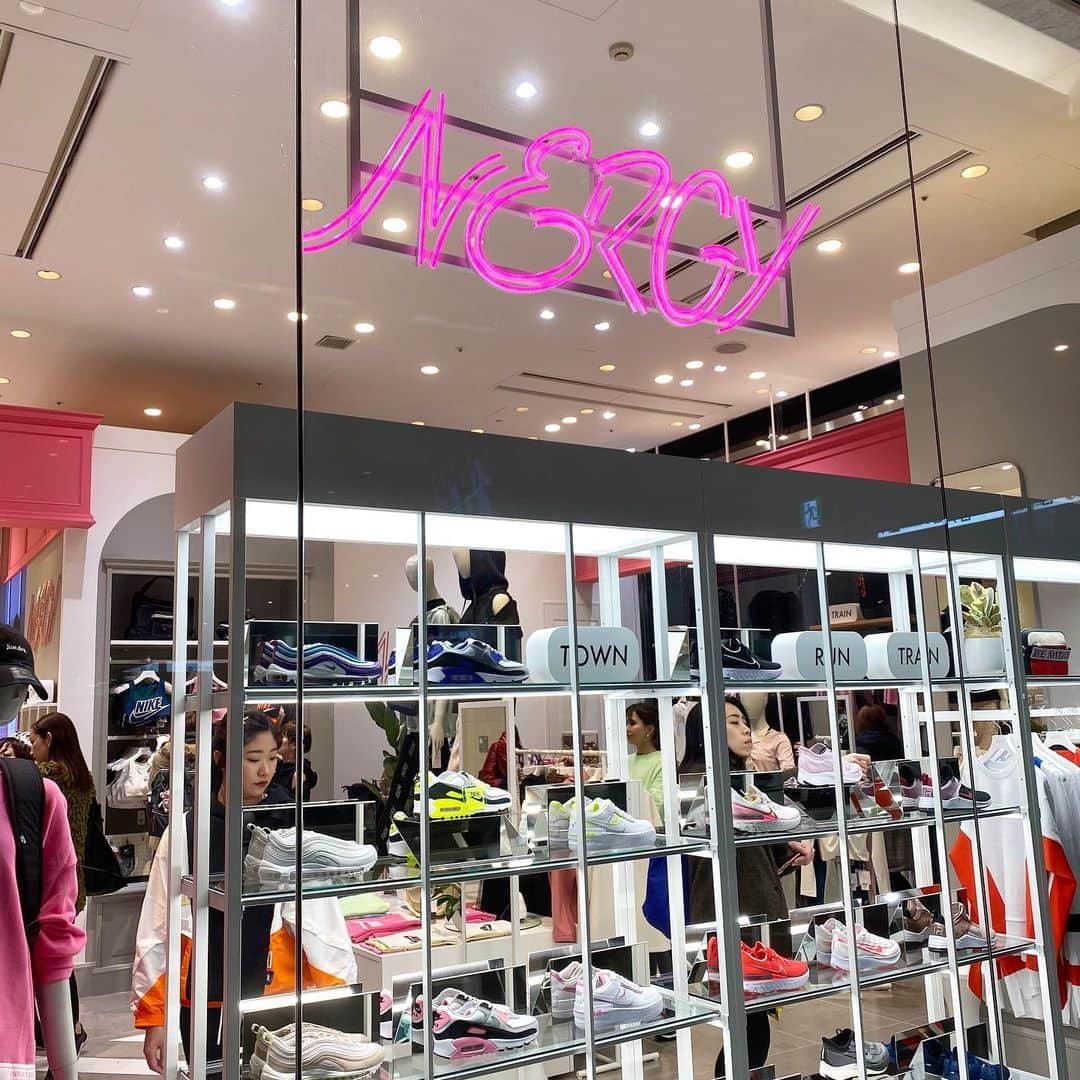 矢野由希子のインスタグラム：「アミュプラザ博多の1階にオープンした nergy(ナージー) というお店に お邪魔してきたよ。 @nergyjapan  かわいいウエアをゲットしたら かわいいアイシングクッキーを おまけしてくれたよ🤤いえーい  #nergy #ナージー #nike #alexiastam #PR」
