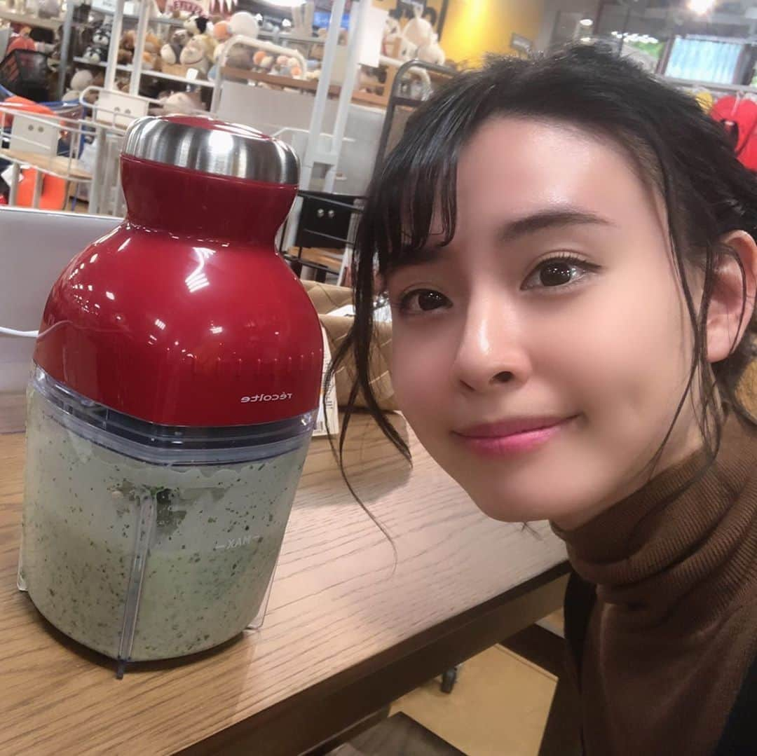 望木聡子さんのインスタグラム写真 - (望木聡子Instagram)「#ドデスカ「サキドリ」でご紹介したアイテムまとめ🎀 . theme…ありそうでなかった✨アイデアグッズ . ◎１枚目 #幸せなくもらないメガネふき いきなり商品の写真を撮り忘れてごめんなさい！笑 なんやこの写真は。映画村のネッシー感ないですか？ ご紹介したいのは鮮やかな黄色のメガネ拭きです👓 一度拭くと24時間くもらず、約300回くり返し使えます。 . ◎２枚目 #カプセルカッターボンヌ フードプロセッサーとミキサー両方の機能を兼ね備えた #キッチングッズ。 みじん切り・ペースト・スムージー・ジェラートなど簡単に作れます🍴 . ◎３.４枚目 #ふたがトングになる保存容器 ふたの裏にトングが付いていて、ぐにゃっと曲げると食材を掴むことができます。 新しい箸を出す手間も、洗い物も減ります！ この発想は…天才の所業…🙏 . by #LOFT #ロフト . #トレンド #メーテレ #アナウンサー #望木聡子 #もっちー」2月11日 20時17分 - satoko_mochiki