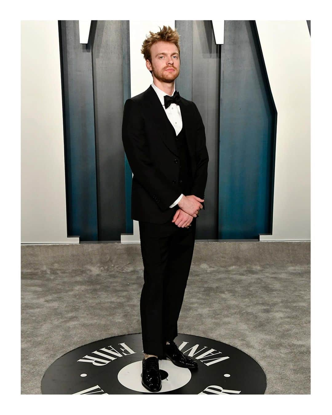 グッチさんのインスタグラム写真 - (グッチInstagram)「On the red carpet of @theacademy 2020 awards, @finneas wore a #GucciSS20 two-button peak lapel three-piece suit, evening shirt, grosgrain bow tie with tonal bees, GG socks, patent leather lace-ups and a tiger head metal ring. Performing at the #Oscars, #Finneas wore a custom #Gucci look, a crystal GG embroidered three-piece suit with a silk floral jacquard shirt, GG lurex socks and leather shoes with crystals—both looks designed by @alessandro_michele. #AlessandroMichele  #GucciTailoring」2月11日 20時19分 - gucci